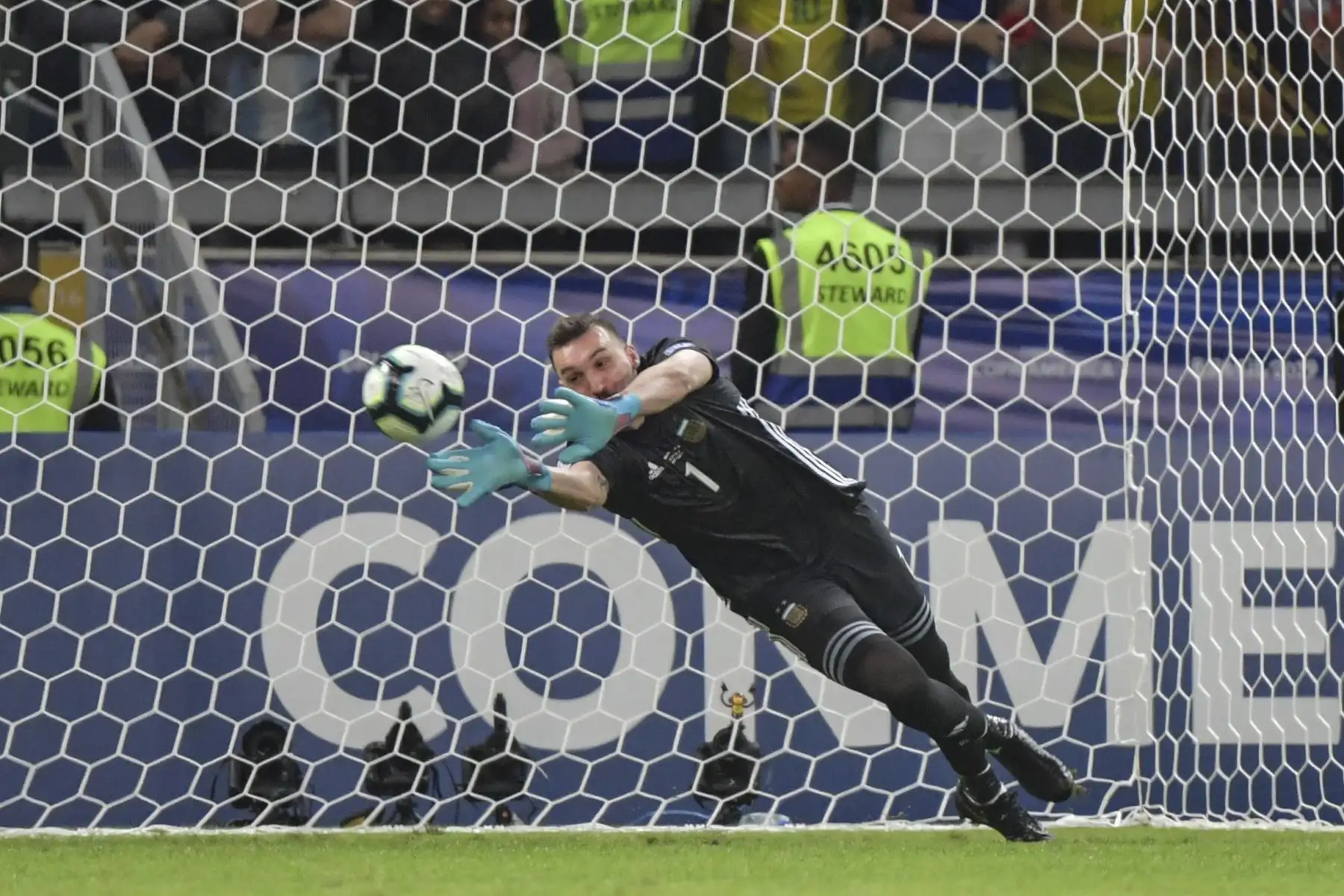 El arquero argentino Franco Armani despeja un balón durante su partido de semifinal del torneo de fútbol de la Copa América contra Brasil en el Estadio Mineirao en Belo Horizonte, Brasil.
Foto: AFP