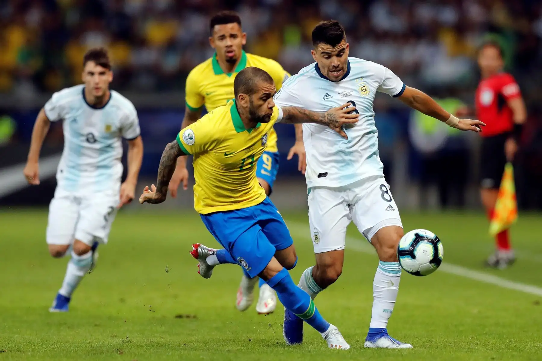 El jugador de Brasil Dani Alves (i) disputa el balón con Marcos Acuña de Argentina , durante el partido Brasil-Argentina de semifinales de la Copa América de Fútbol 2019, en el Estadio Mineirão de Belo.
Foto: EFE