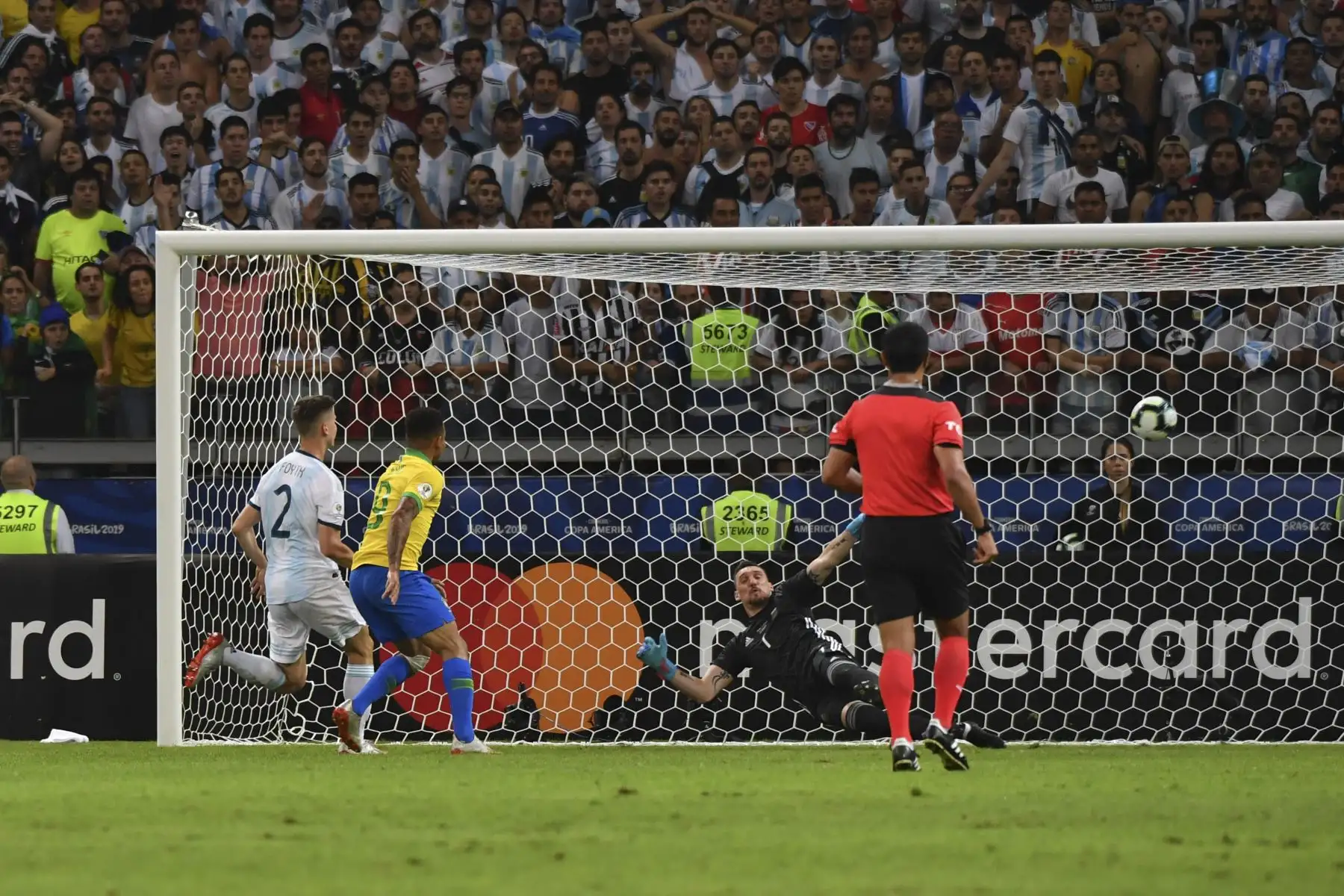 Gabriel Jesus (2-L), de Brasil, supera al portero argentino Franco Armani durante su semifinal del torneo de fútbol de la Copa América en el estadio Mineirao en Belo Horizonte, Brasil.
Foto: AFP