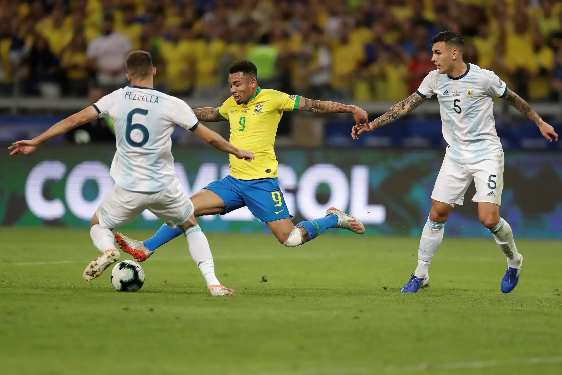 El jugador de Brasil Gabriel Jesús disputa el balón con German Pezzella de Argentina, durante el partido Brasil-Argentina de semifinales de la Copa América de Fútbol 2019, en el Estadio Mineirão de Belo Horizonte.
Foto: EFE

Foto: EFE