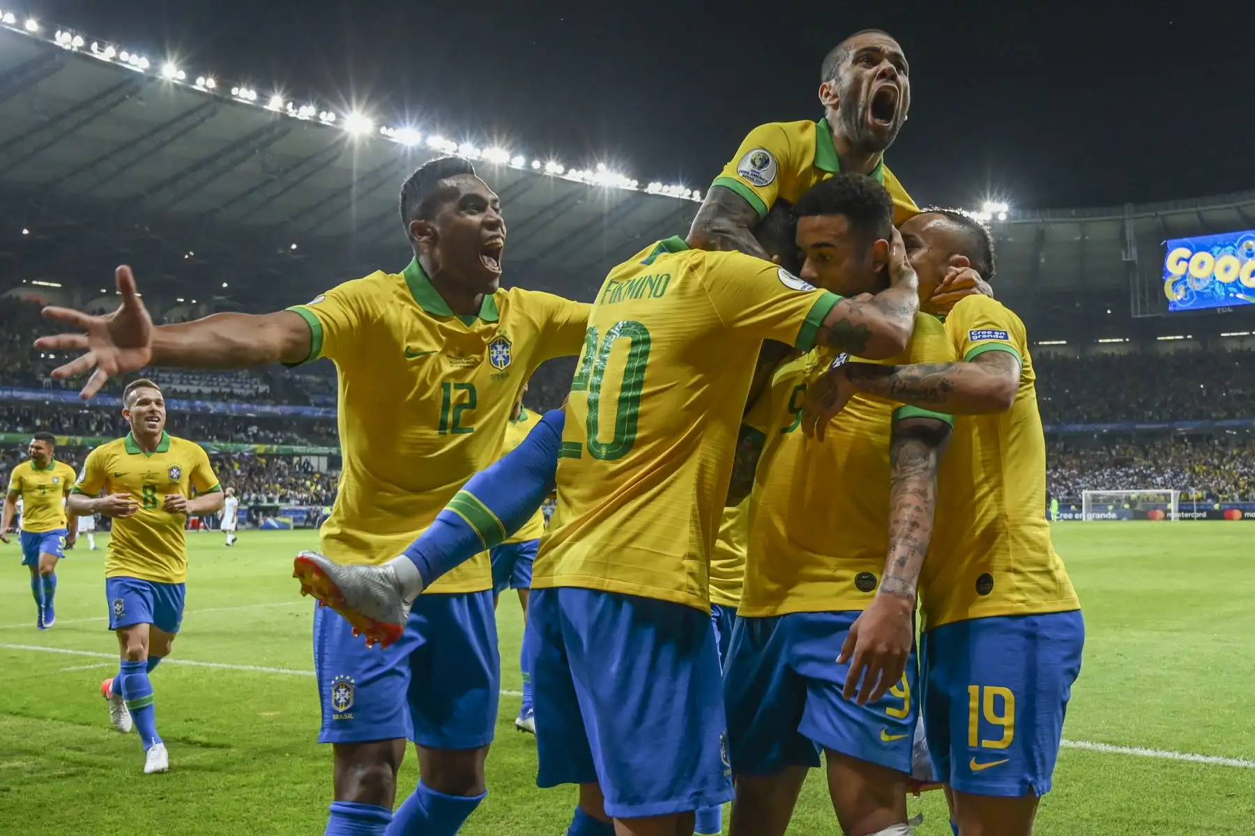 Gabriel Jesus (2-R) de Brasil celebra con sus compañeros de equipo después de marcar contra Argentina durante su partido de semifinal del torneo de fútbol de la Copa América en el Estadio Mineirao en Belo Horizonte, Brasil.
Foto: AFP