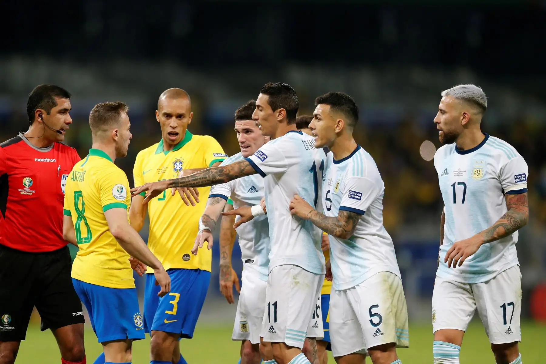 Ángel di María de Argentina discute con Arthur de Brasil (2-i), durante el partido Brasil-Argentina de semifinales de la Copa América de Fútbol 2019, en el Estadio Mineirão de Belo Horizonte, Brasil.
Foto: EFE