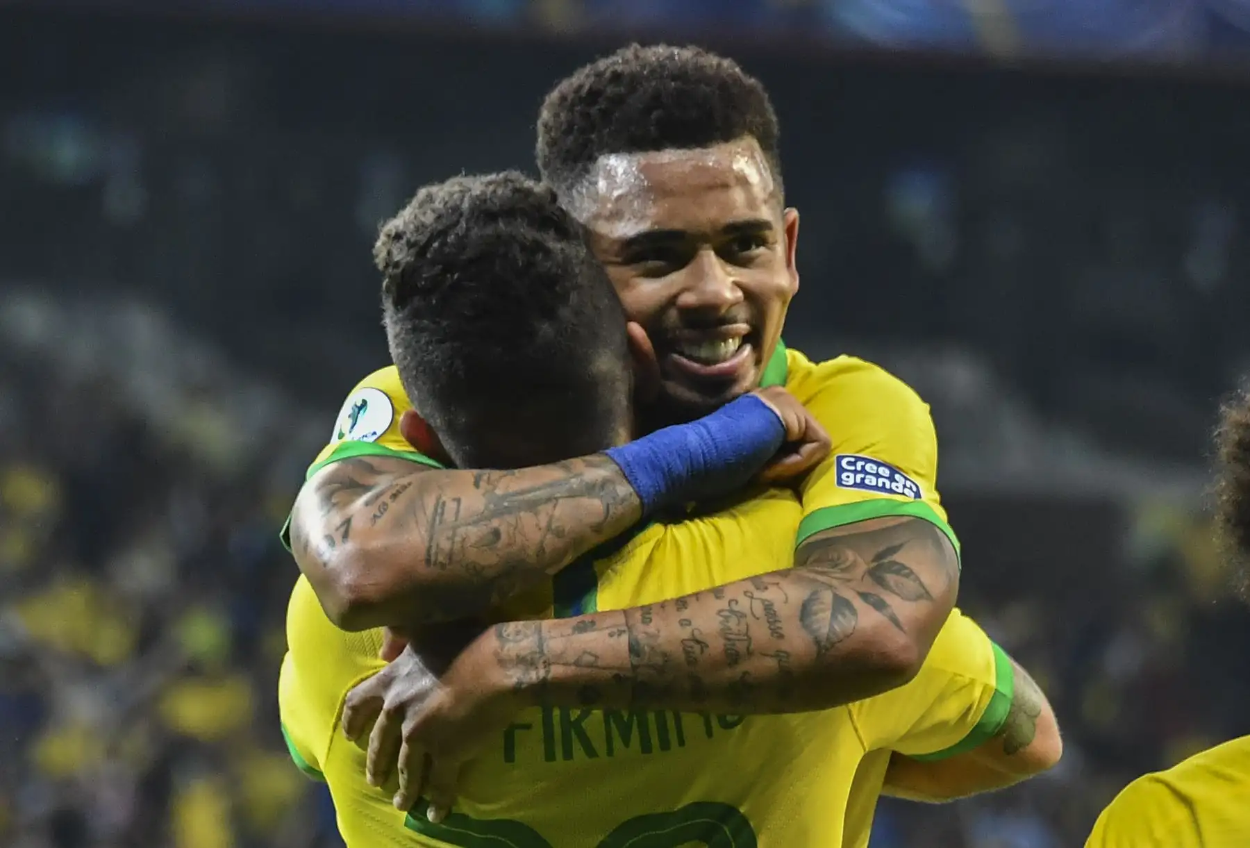 El brasileño Roberto Firmino  celebra con su compañero Gabriel Jesus luego de anotar contra Argentina durante su partido de semifinal del torneo de fútbol de la Copa América en el Estadio Mineirao en Belo Horizonte, Brasil.
Foto: AFP