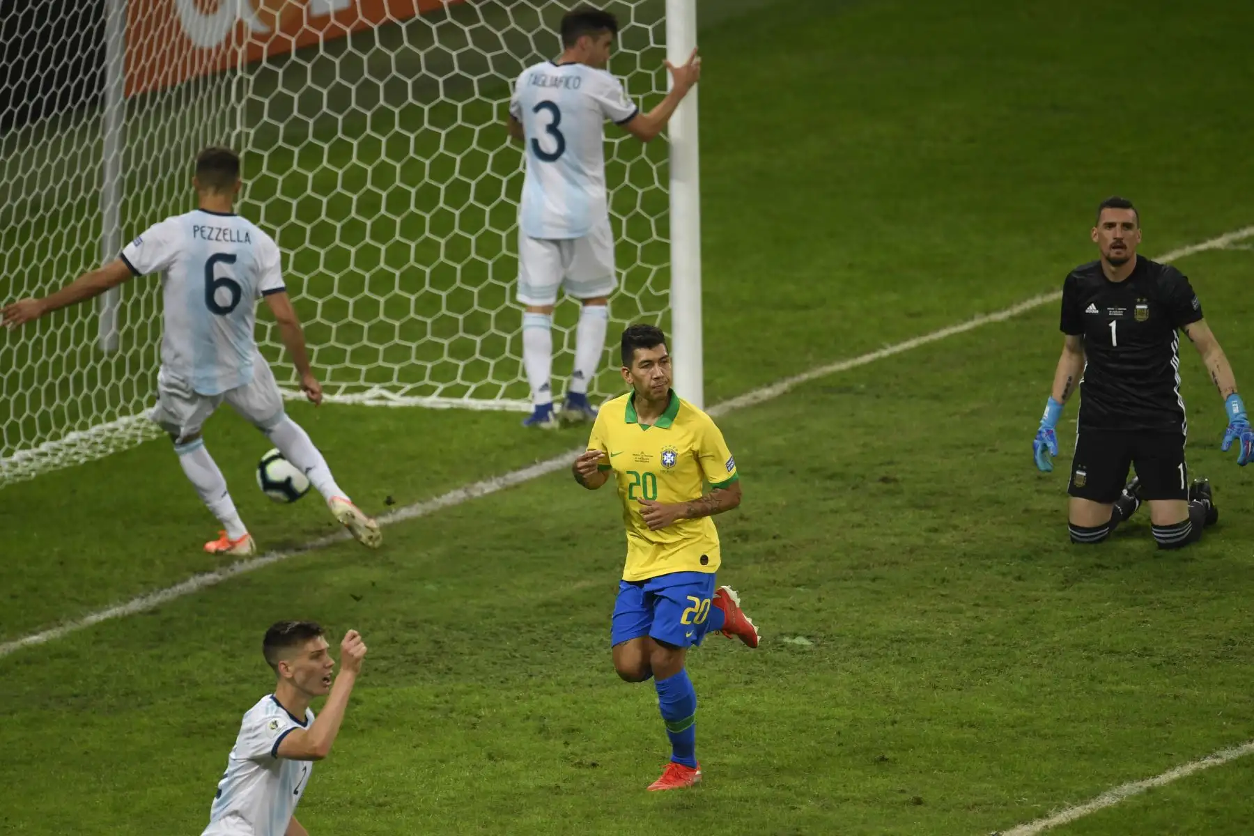 El brasileño Roberto Firmino celebra después de anotar contra Argentina durante su partido de semifinal del torneo de fútbol de la Copa América en el estadio Mineirao en Belo Horizonte, Brasil.
Foto: AFP