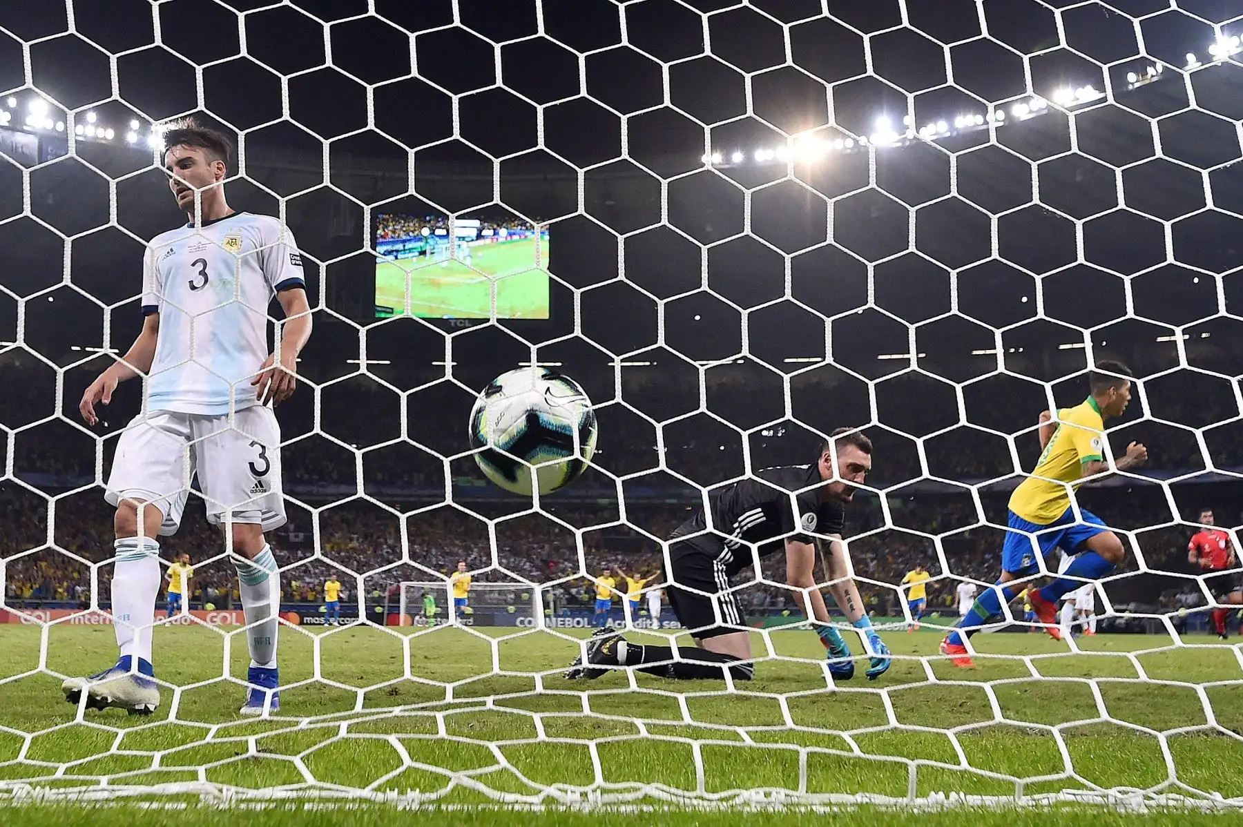 El jugador de Brasil Roberto Firmino (d) celebra un gol, durante el partido Brasil-Argentina de semifinales de la Copa América de Fútbol 2019, en el Estadio Mineirão de Belo Horizonte, Brasil.
Foto: AFP