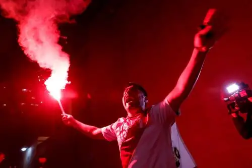 Hinchas peruanos alientan a la selección en las afueras de su concentración, en Porto Alegre. Foto: Efe.