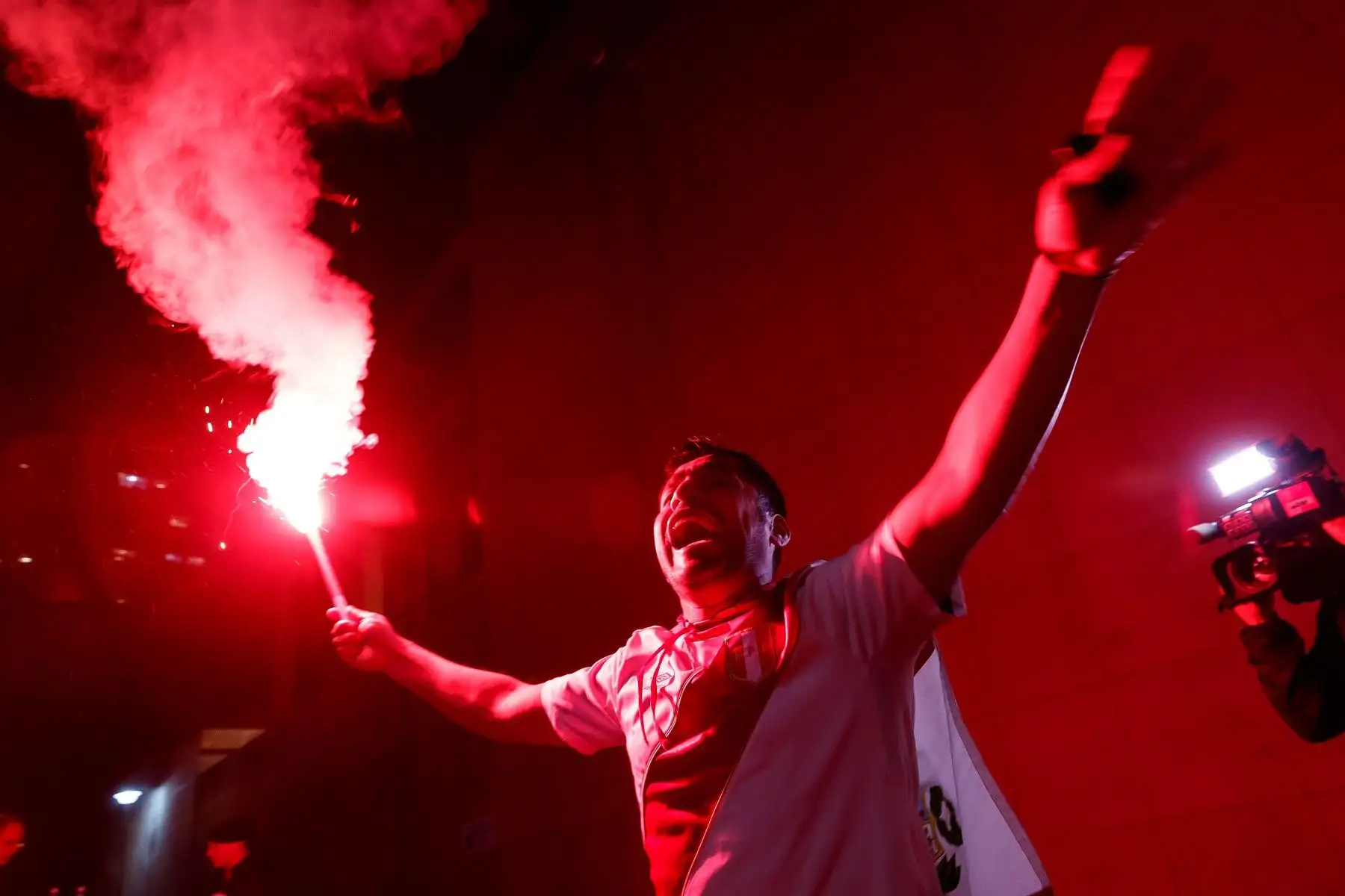 Hinchas peruanos alientan a la selección en las afueras de su concentración, en Porto Alegre. Foto: Efe.