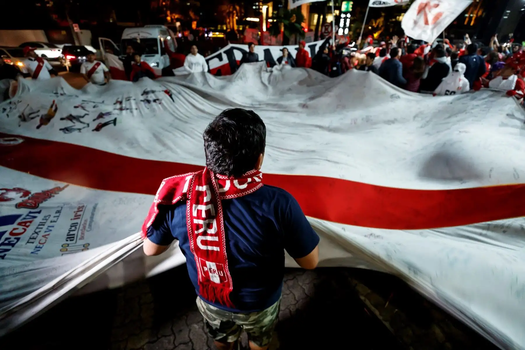 Hinchas peruanos alientan a la selección en las afueras de su concentración, en Porto Alegre. Foto: Efe.