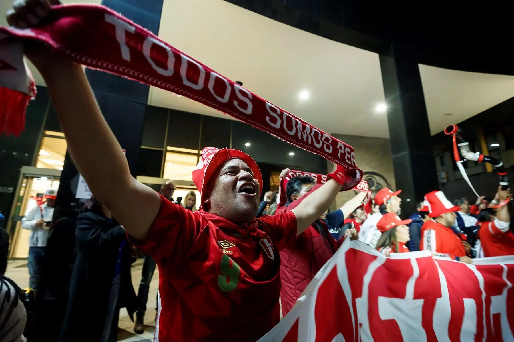 Hinchas peruanos alientan a la selección en las afueras de su concentración, en Porto Alegre. Foto: Efe.