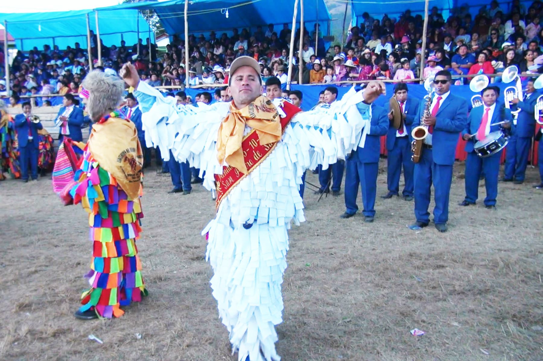 Danzantes de los Avelinos de Huancayo alientan a la selección peruana.