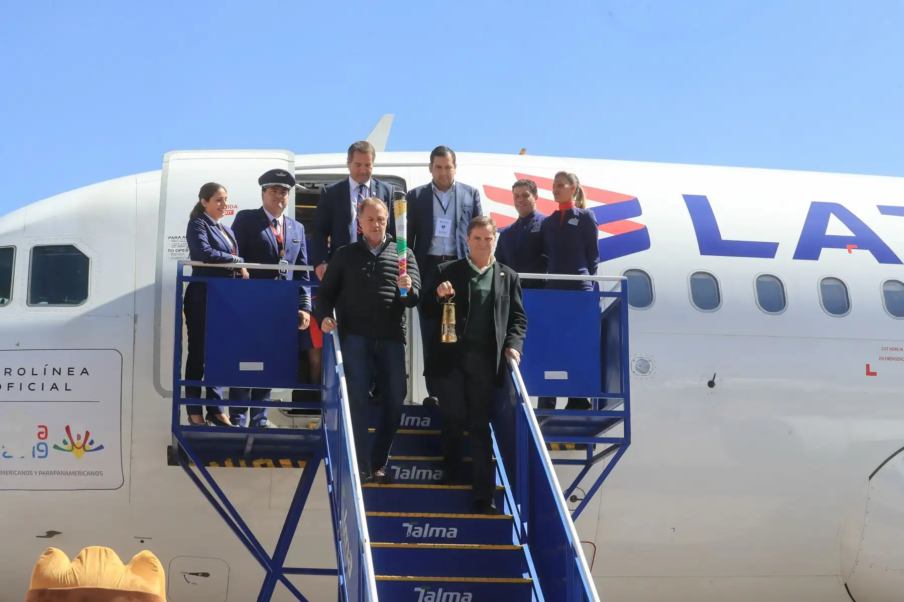 Presidente ejecutivo de la organización de los Panamericanos Lima 2019, Carlos Neuhaus, arribó a la ciudad del Cusco desde México con la Antorcha Panamericana acompañado del Alcalde de Lima Jorge Muñoz y el presidente de Panam Sports, Neven Ilic.

Foto: ANDINA/Juan Carlos Guzmán Negrini.