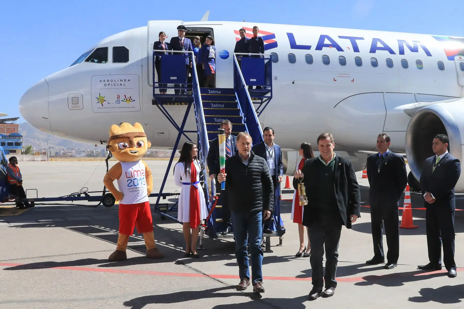 Presidente ejecutivo de la organización de los Panamericanos Lima 2019, Carlos Neuhaus, arribó a la ciudad del Cusco desde México con la Antorcha Panamericana acompañado del Alcalde de Lima Jorge Muñoz y el presidente de Panam Sports, Neven Ilic.

Foto: ANDINA/Juan Carlos Guzmán Negrini.
