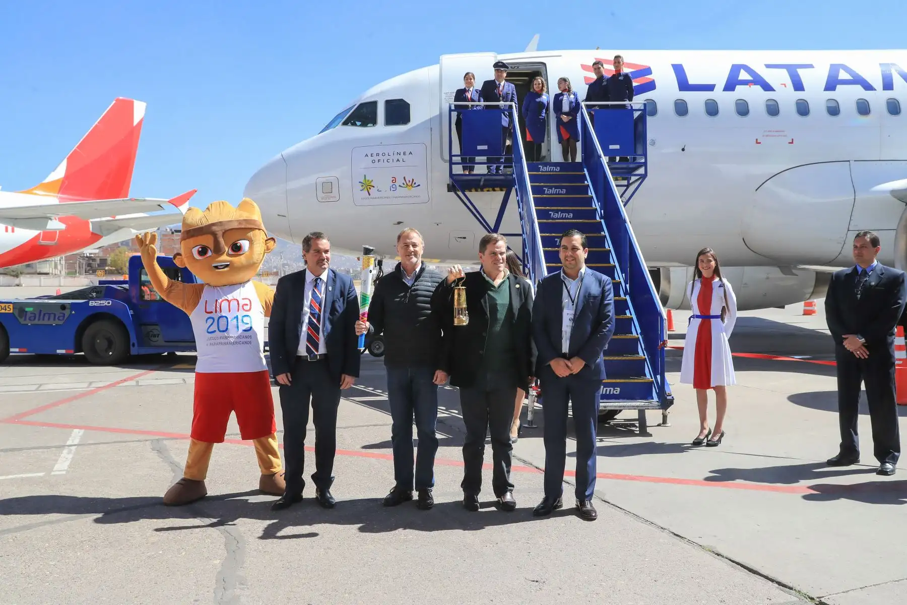 Presidente ejecutivo de la organización de los Panamericanos Lima 2019, Carlos Neuhaus, arribó a la ciudad del Cusco desde México con la Antorcha Panamericana acompañado del Alcalde de Lima Jorge Muñoz y el presidente de Panam Sports, Neven Ilic.

Foto: ANDINA/Juan Carlos Guzmán Negrini.