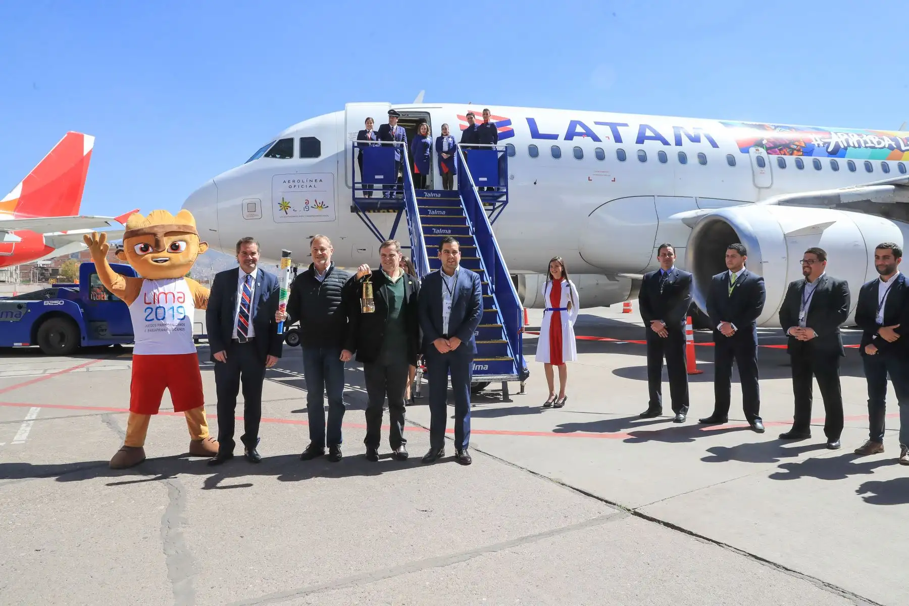 Presidente ejecutivo de la organización de los Panamericanos Lima 2019, Carlos Neuhaus, arribó a la ciudad del Cusco desde México con la Antorcha Panamericana acompañado del Alcalde de Lima Jorge Muñoz y el presidente de Panam Sports, Neven Ilic.

Foto: ANDINA/Juan Carlos Guzmán Negrini.