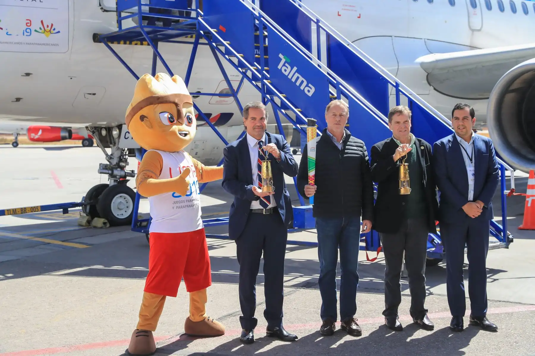 Presidente ejecutivo de la organización de los Panamericanos Lima 2019, Carlos Neuhaus, arribó a la ciudad del Cusco desde México con la Antorcha Panamericana acompañado del Alcalde de Lima Jorge Muñoz y el presidente de Panam Sports, Neven Ilic.

Foto: ANDINA/Juan Carlos Guzmán Negrini.