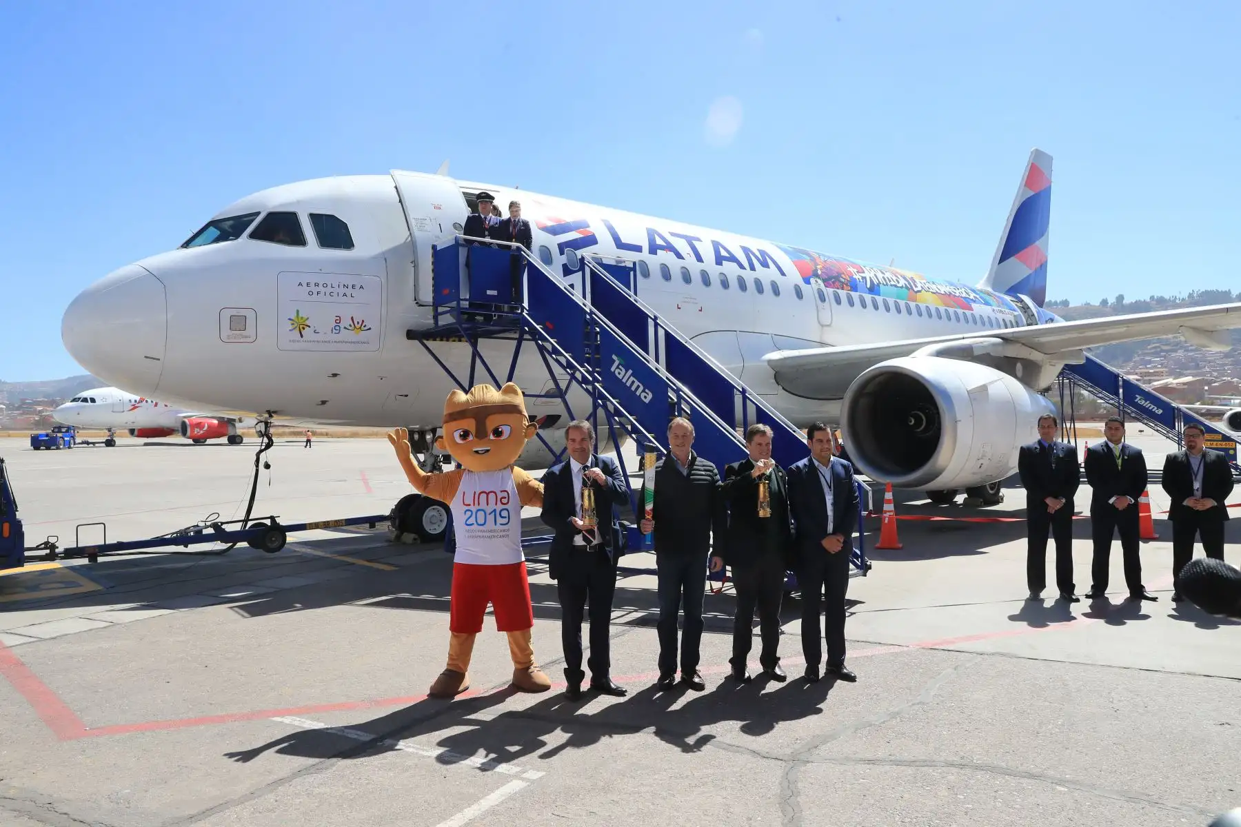 Presidente ejecutivo de la organización de los Panamericanos Lima 2019, Carlos Neuhaus, arribó a la ciudad del Cusco desde México con la Antorcha Panamericana acompañado del Alcalde de Lima Jorge Muñoz y el presidente de Panam Sports, Neven Ilic.

Foto: ANDINA/Juan Carlos Guzmán Negrini.