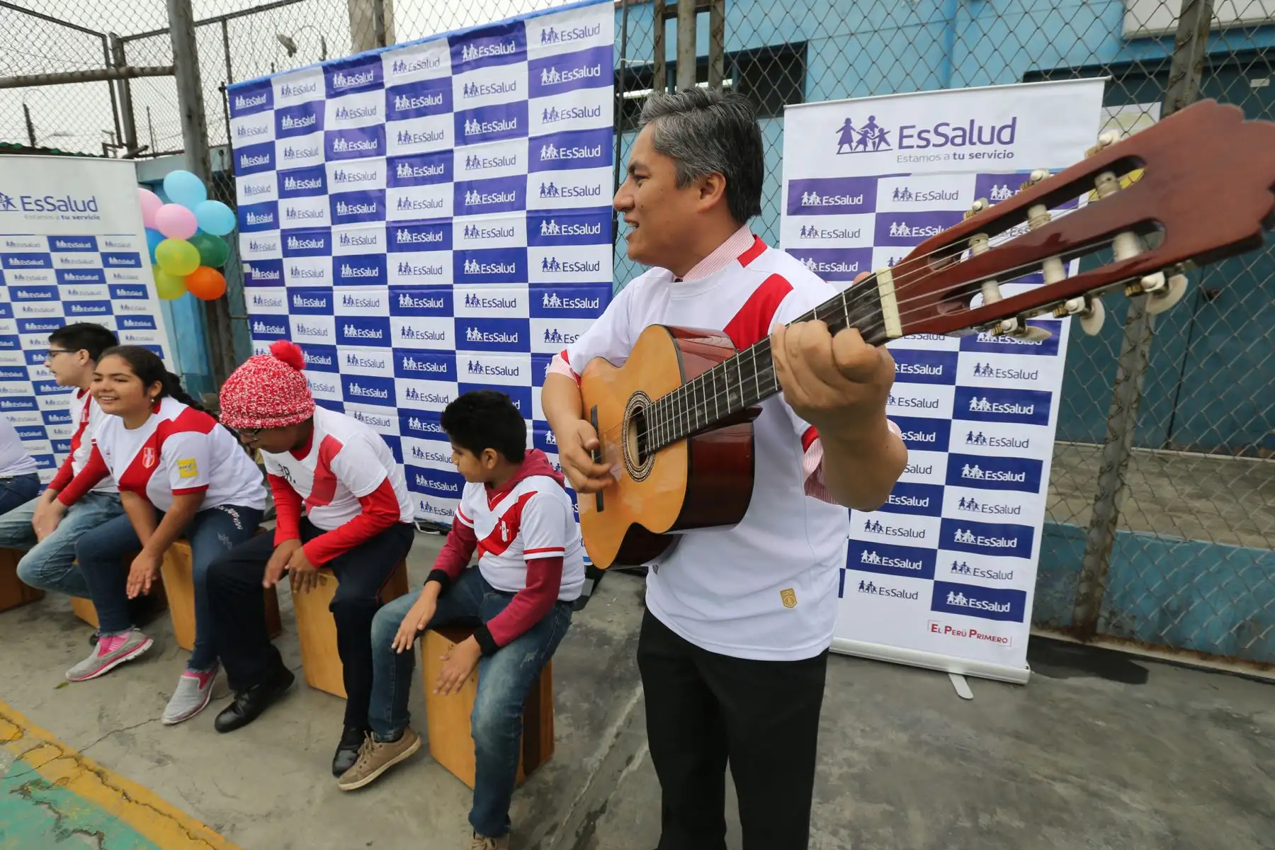 Al ritmo de guitarra y cajón, personas con discapacidad cantaron el tradicional “Porque yo creo en ti” y bailarán festejo .
Foto: ANDINA/Norman Córdova