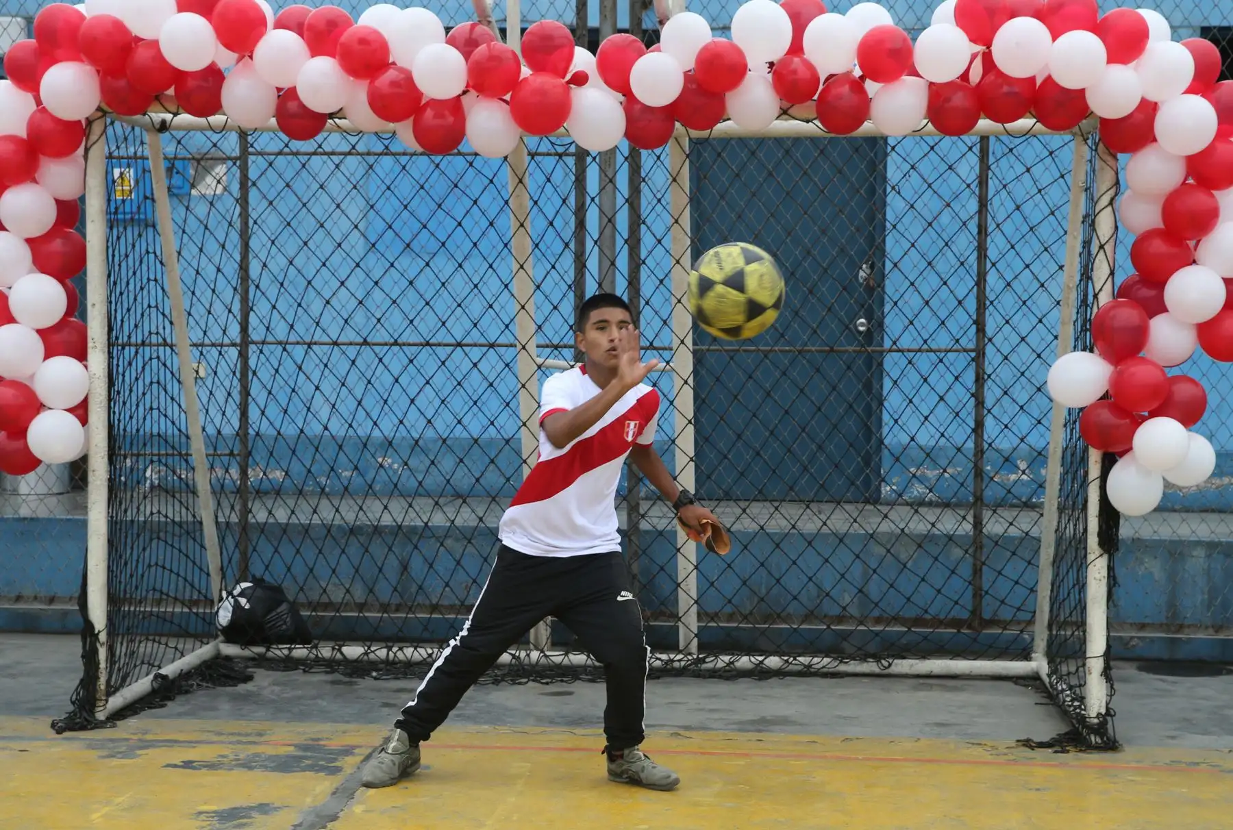 Al ritmo de guitarra y cajón, personas con discapacidad cantaron el tradicional “Porque yo creo en ti” y bailarán festejo .
Foto: ANDINA/Norman Córdova