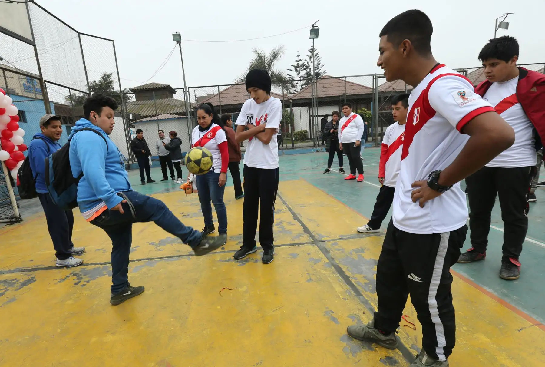 Al ritmo de guitarra y cajón, personas con discapacidad cantaron el tradicional “Porque yo creo en ti” y bailarán festejo .
Foto: ANDINA/Norman Córdova