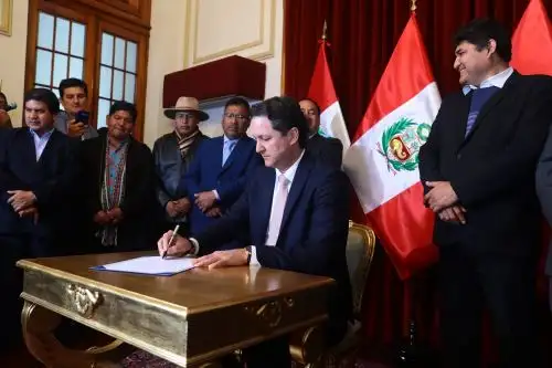 Presidente del Congreso, Daniel Salaverry, firmó once autógrafas referidas al agro.