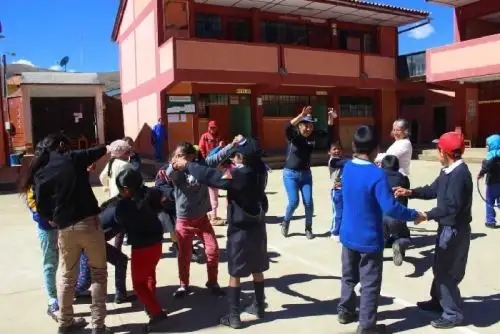 Especialistas del Minedu llegaron hasta la zona de desastre y entregaron materiales educativos y kits sobre emergencias y soporte socioemocional y lúdico a los estudiantes del Colegio Nacional de Sillapata, cuyas familias perdieron sus propiedades.
