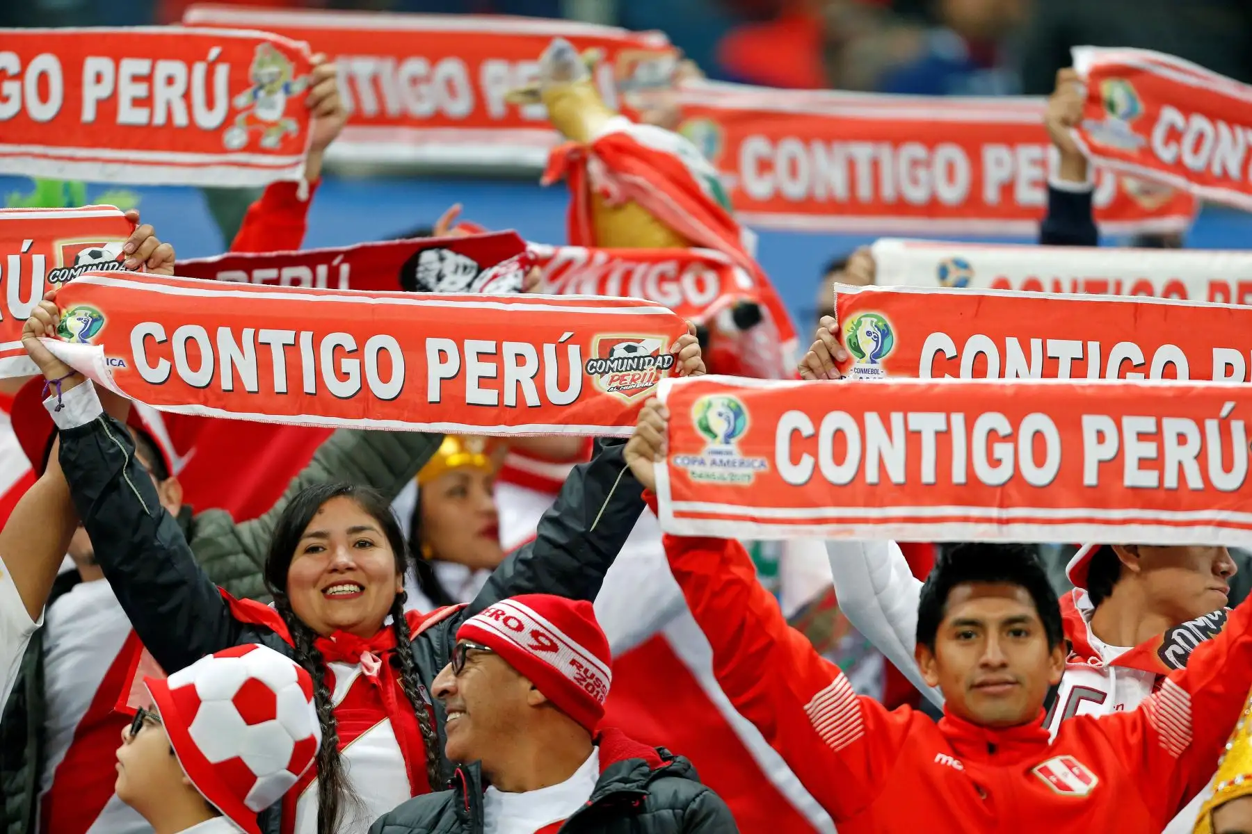 Aficionados de Perú, durante el partido Chile-Perú de semifinales de la Copa América de Fútbol 2019, en el Estadio Arena do Grêmio de Porto Alegre, Brasil.
Foto: EFE