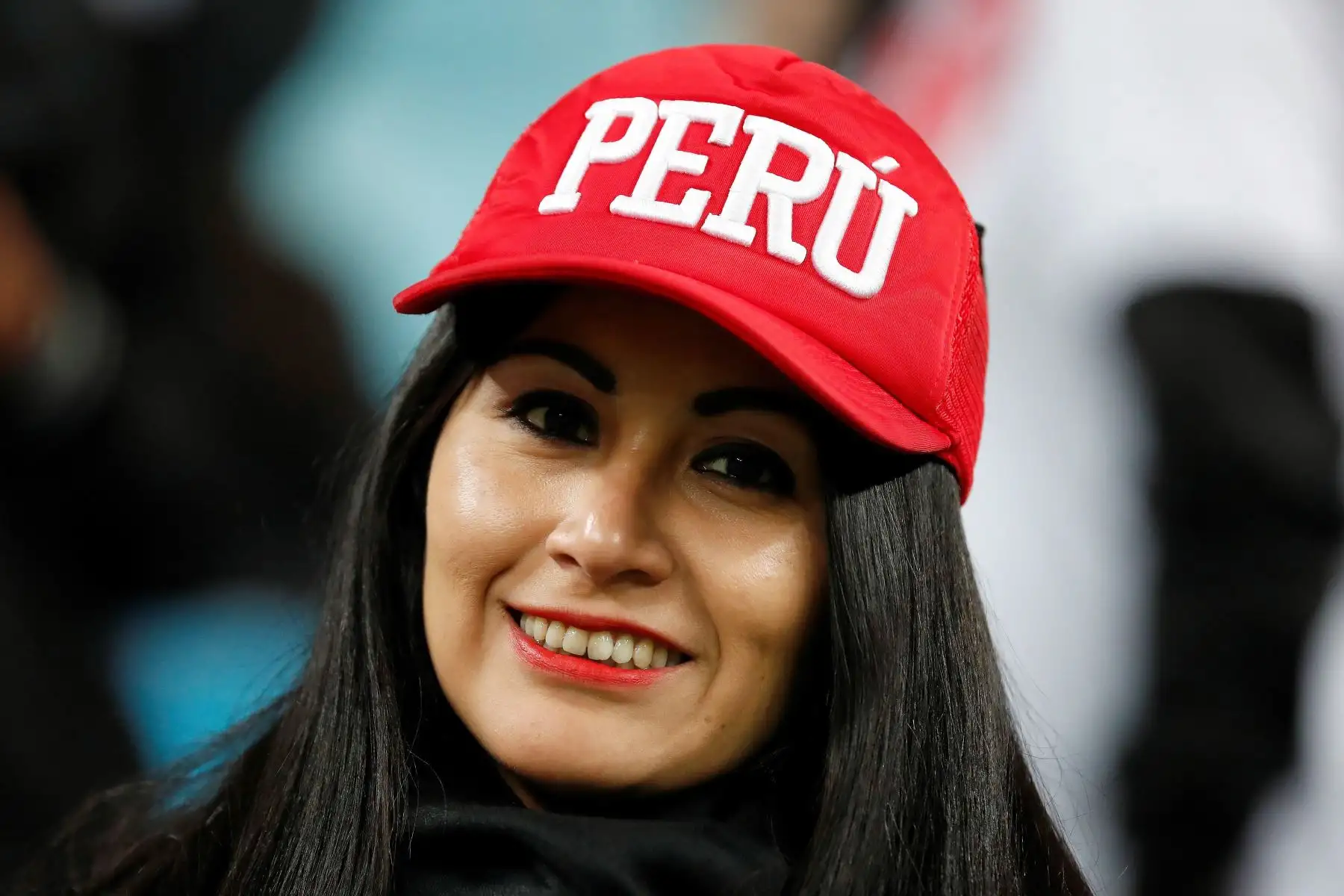 Una aficionada de Perú, durante el partido Chile-Perú de semifinales de la Copa América de Fútbol 2019, en el Estadio Arena do Grêmio de Porto Alegre, Brasil.
Foto: EFE