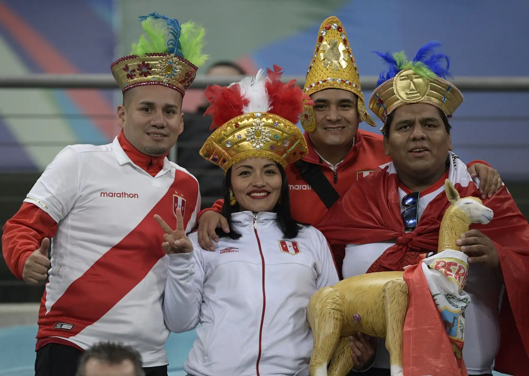 Los fanáticos de Perú esperan el inicio del partido de semifinales del torneo de fútbol de la Copa América contra Chile en el Gremio Arena de Porto Alegre, Brasil.
Foto: AFP