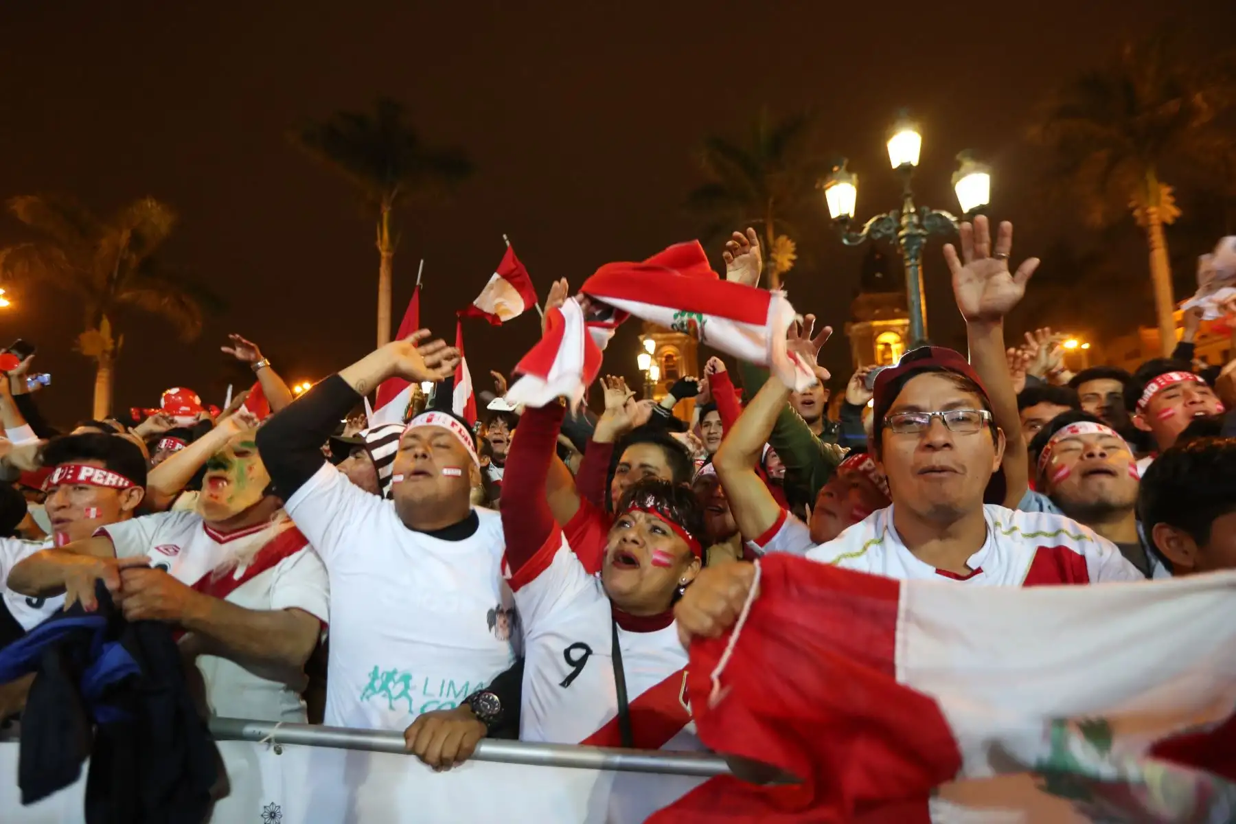 Previos al partido Perú vs Chile en la plaza mayor de Lima. Foto: ANDINA/Melina Mejía
