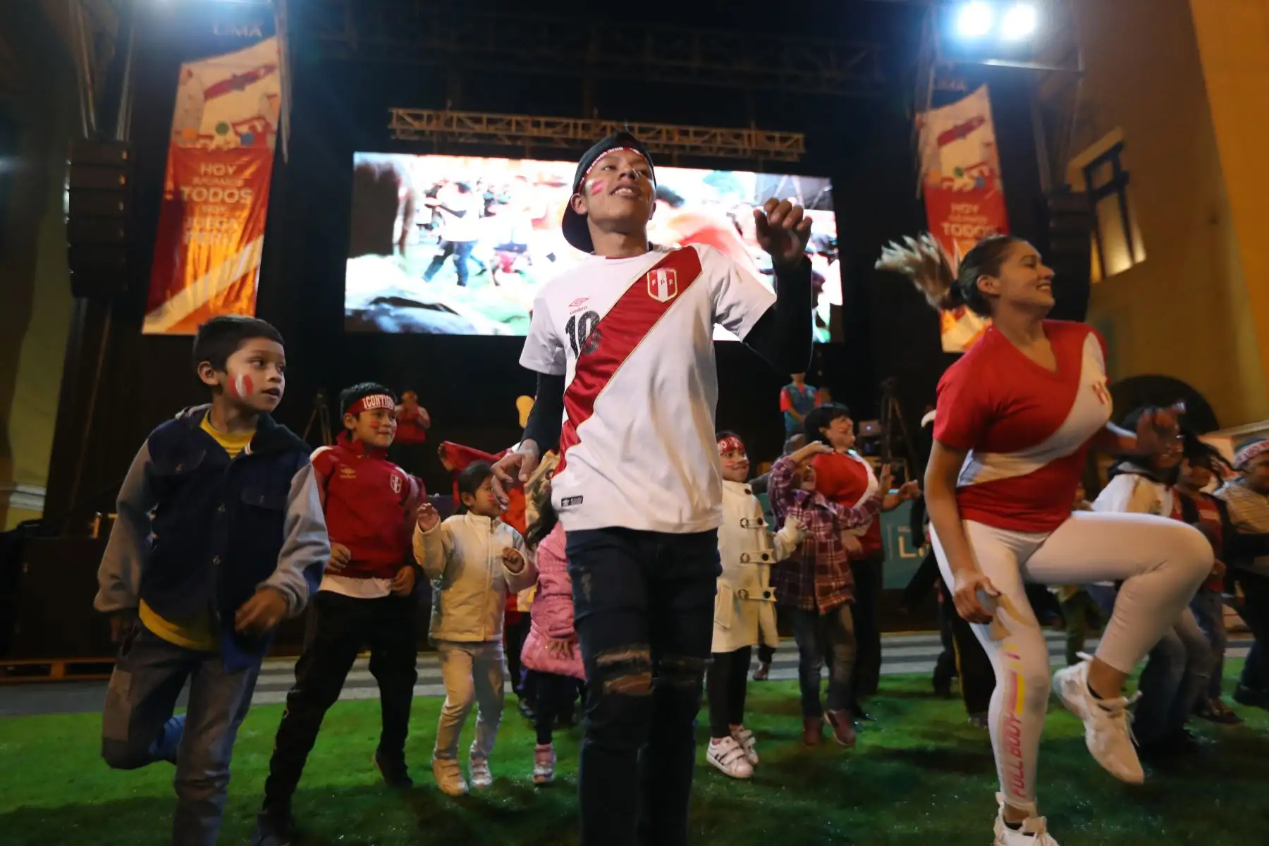Previos al partido Perú vs Chile en la plaza mayor de Lima. Foto: ANDINA/Melina Mejía