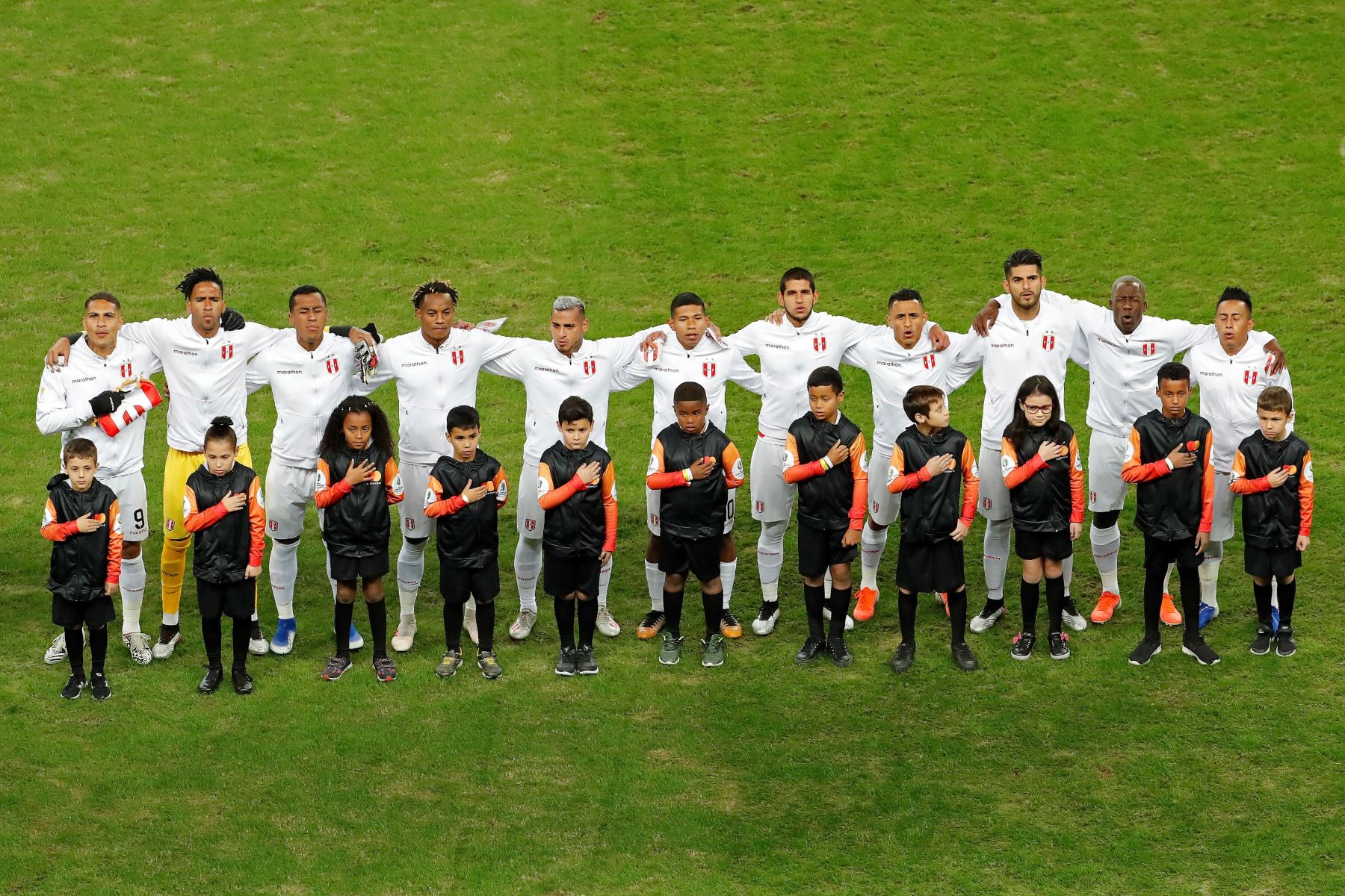 Jugadores de Perú durante el partido Chile-Perú de semifinales de la Copa América de Fútbol 2019, en el Estadio Arena do Grêmio de Porto Alegre, Brasil.
Foto: EFE