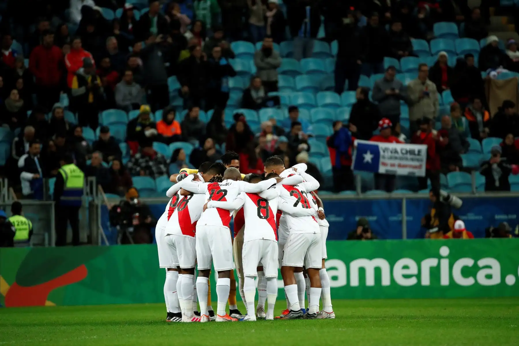 Jugadores de Perú durante el partido Chile-Perú de semifinales de la Copa América de Fútbol 2019, en el Estadio Arena do Grêmio de Porto Alegre, Brasil.
Foto: EFE