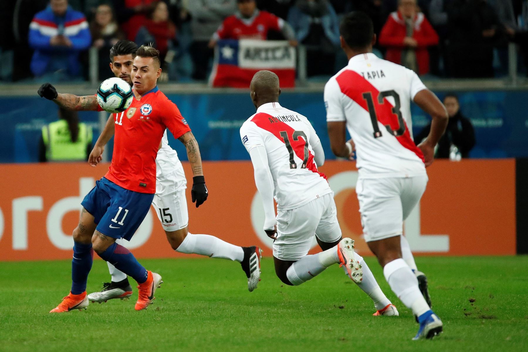 El jugador de Chile Eduardo Vargas (i) disputa el balón con Luis Advíncula (2-d) de Perú, durante el partido Chile-Perú de semifinales de la Copa América de Fútbol 2019, en el Estadio Arena do Grêmio de Porto.
Foto: AFP