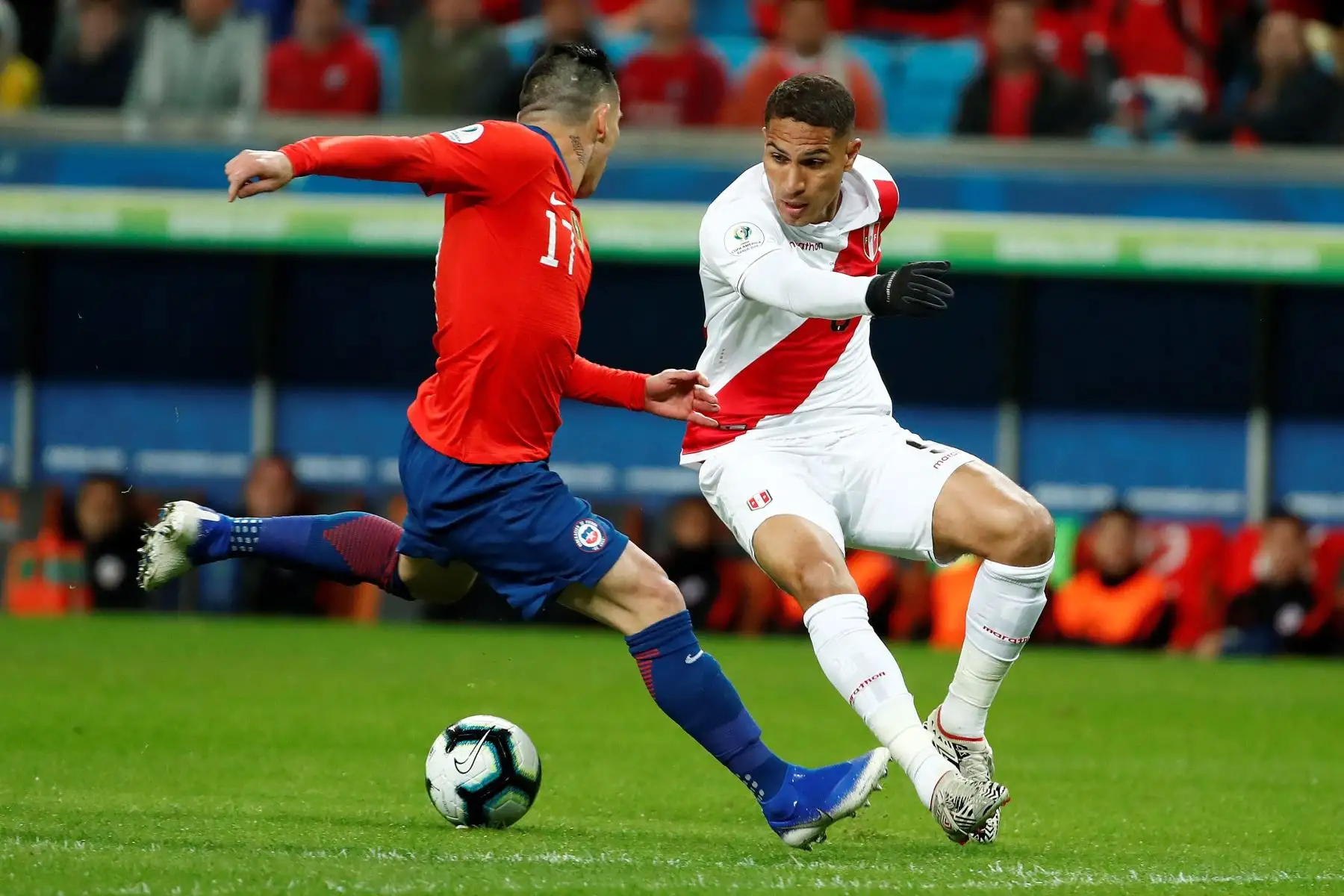 El jugador de Chile Mauricio Isla (i) disputa el balón con Edison Flores de Perú, durante el partido Chile-Perú de semifinales de la Copa América de Fútbol 2019, en el Estadio Arena do Grêmio de Porto Alegre.
Foto: EFE