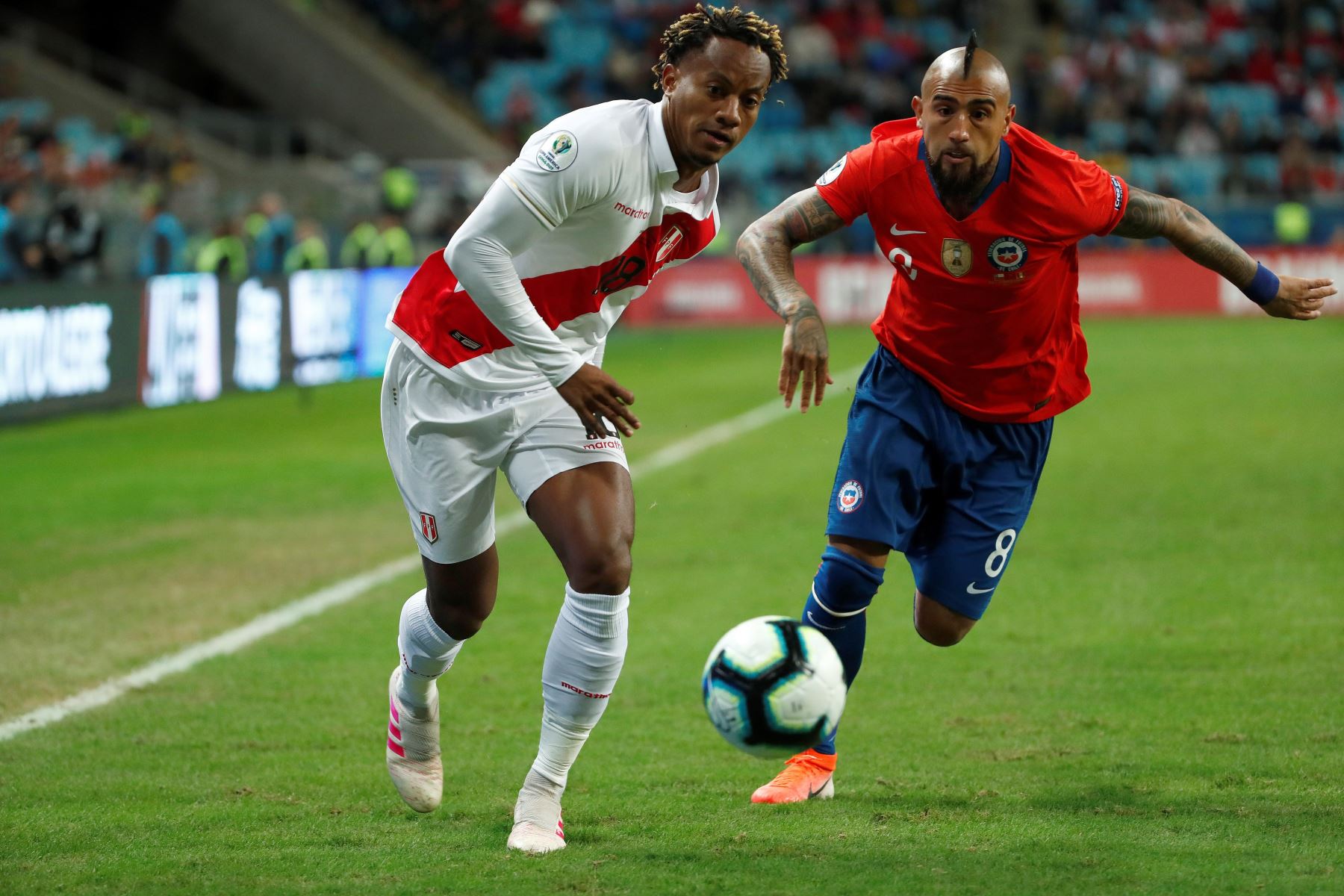 l jugador de Chile Arturo Vidal (d) disputa el balón con Andre Carrillo de Perú , durante el partido Chile-Perú de semifinales de la Copa América de Fútbol 2019.
Foto: EFE