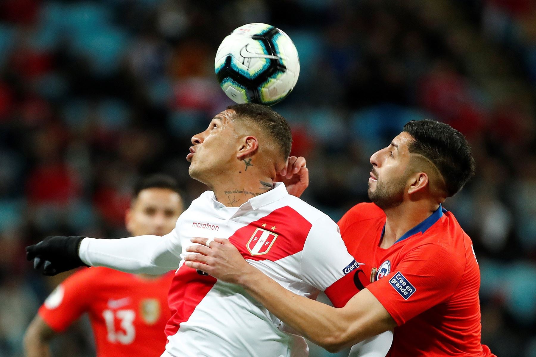 El jugador de Chile Guillermo Maripan (d) disputa el balón con Paolo Guerrero de Perú, durante el partido Chile-Perú de semifinales de la Copa América de Fútbol 2019.
Foto: AFP