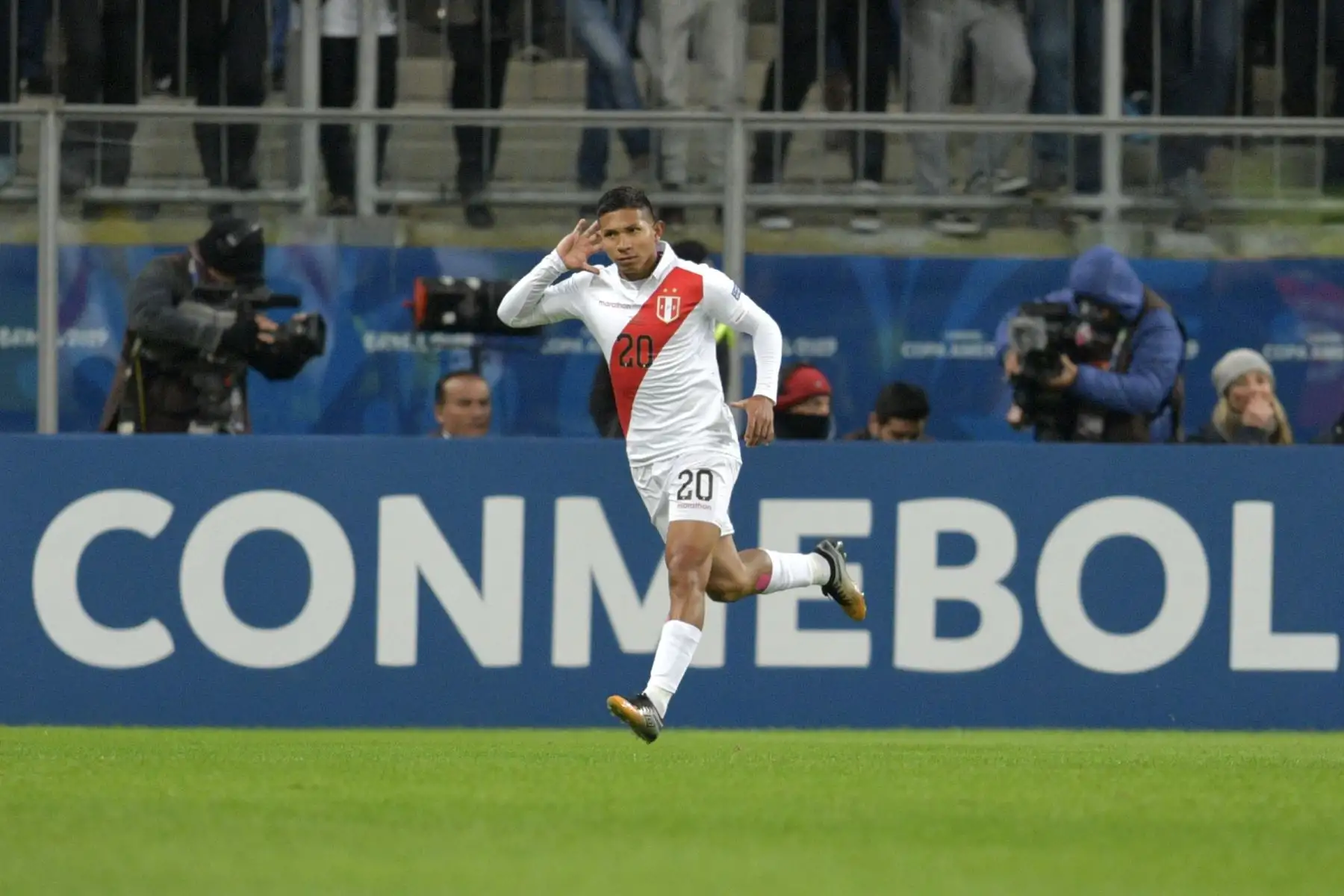 Edison Flores, de Perú, se celebra después de anotar contra Chile durante su partido de semifinal del torneo de fútbol de la Copa América.
Foto: AFP