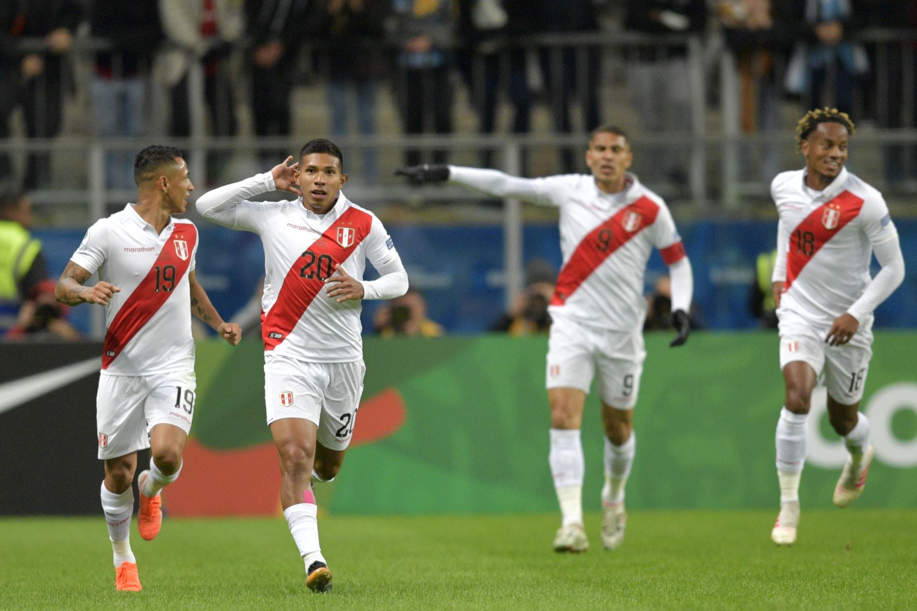 Edison Flores (2da L) de Perú celebra con sus compañeros de equipo luego de anotar contra Chile durante su partido de semifinal del torneo de fútbol de la Copa América.
Foto: AFP