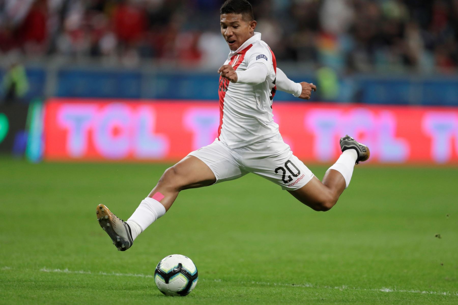 El jugador de Perú Edison Flores anota un gol, durante el partido Chile-Perú de semifinales de la Copa América de Fútbol 2019.
Foto: EFE