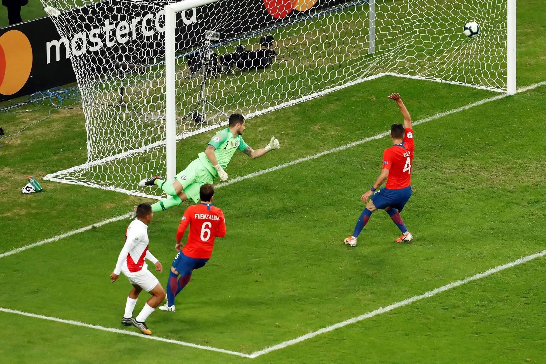 l jugador de Perú Edison Flores (i) anota un gol, durante el partido Chile-Perú de semifinales de la Copa América de Fútbol 2019.
Foto: EFE
