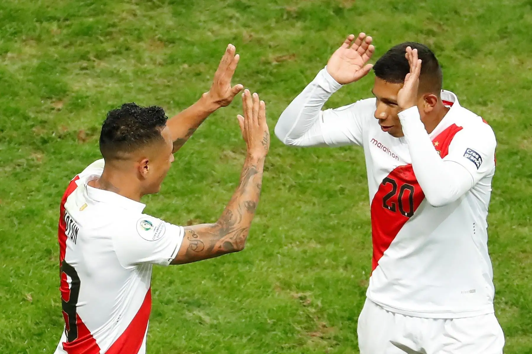 El jugador de Perú Yoshimar Yotún(d) celebra un gol, durante el partido Chile-Perú de semifinales de la Copa América de Fútbol 2019.
Foto: EFE