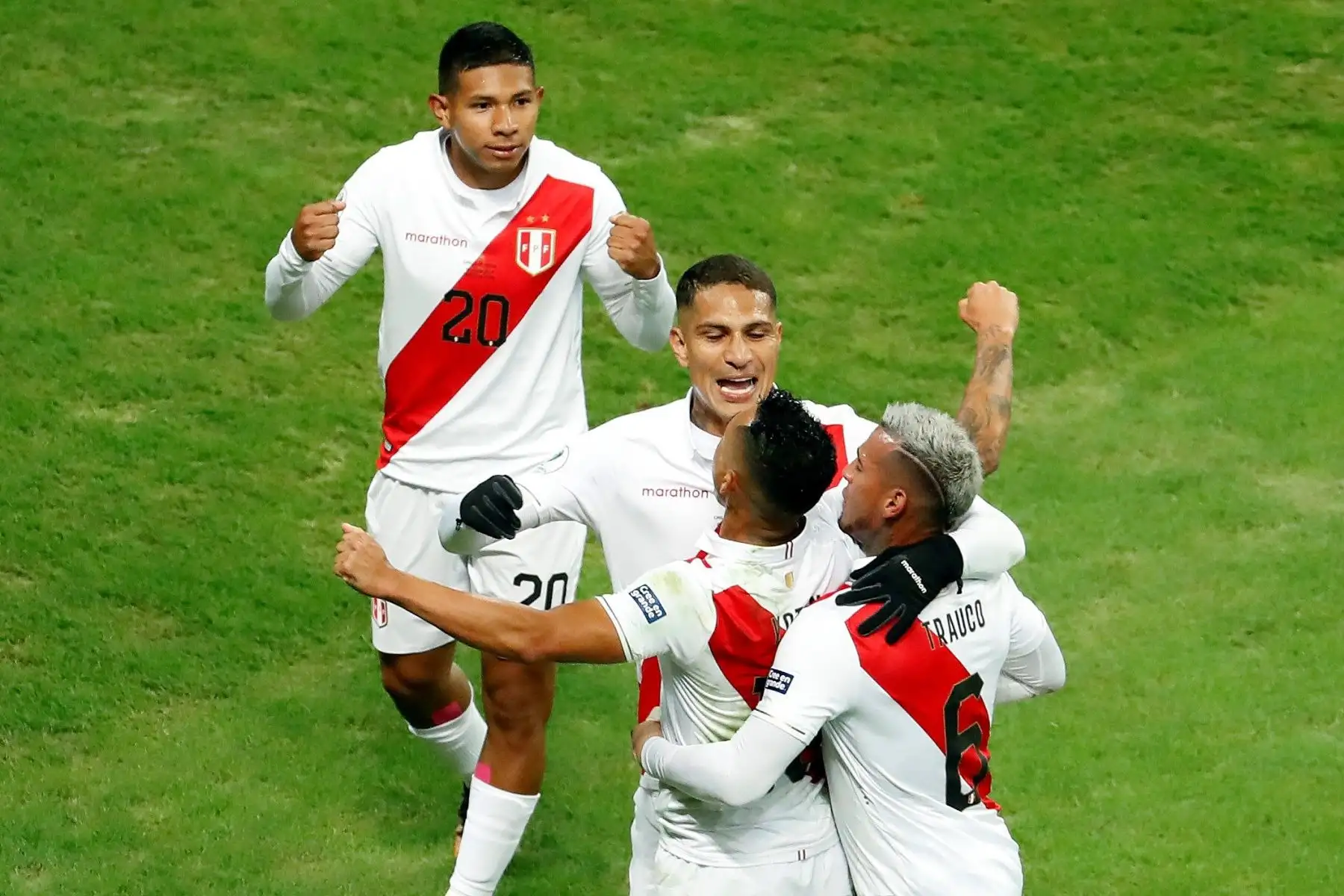 El jugador de Perú Yoshimar Yotún (2-d) celebra un gol,, durante el partido Chile-Perú de semifinales de la Copa América de Fútbol 2019.
Foto: EFE