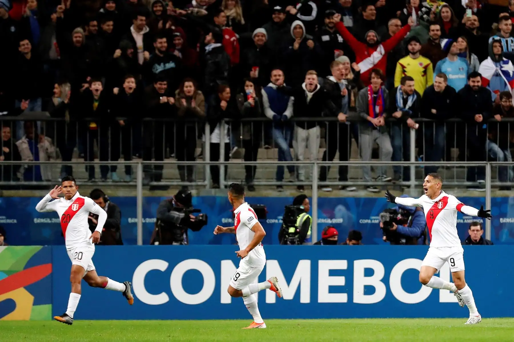 El jugador de Perú Edison Flores (i) celebra un gol, durante el partido Chile-Perú de semifinales de la Copa América de Fútbol 2019.
Foto: EFE