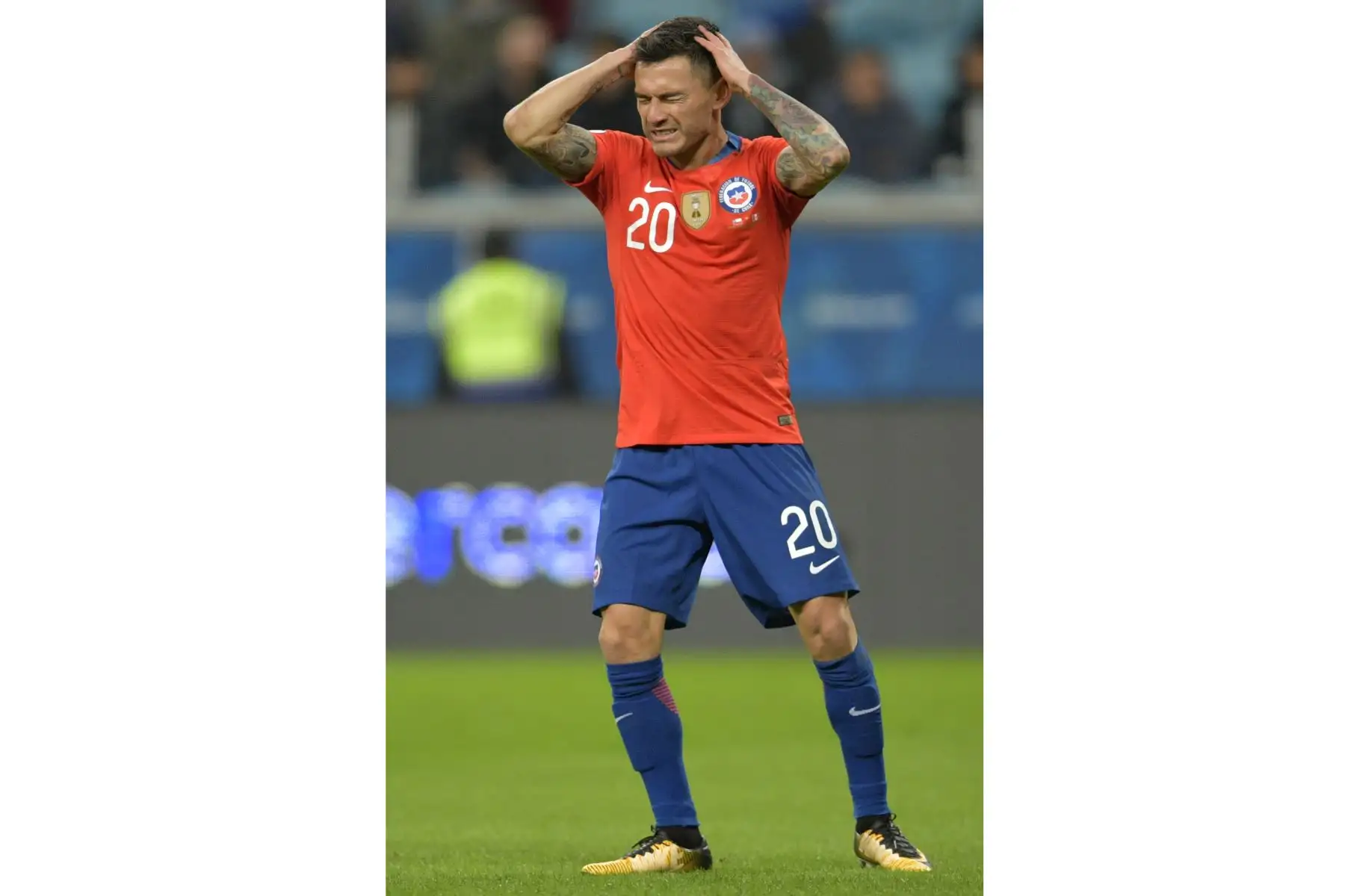 El chileno Charles Aranguiz gesticula durante su semifinal del torneo de fútbol de la Copa América contra Perú en el Gremio Arena de Porto Alegre, Brasil.
Foto: AFP