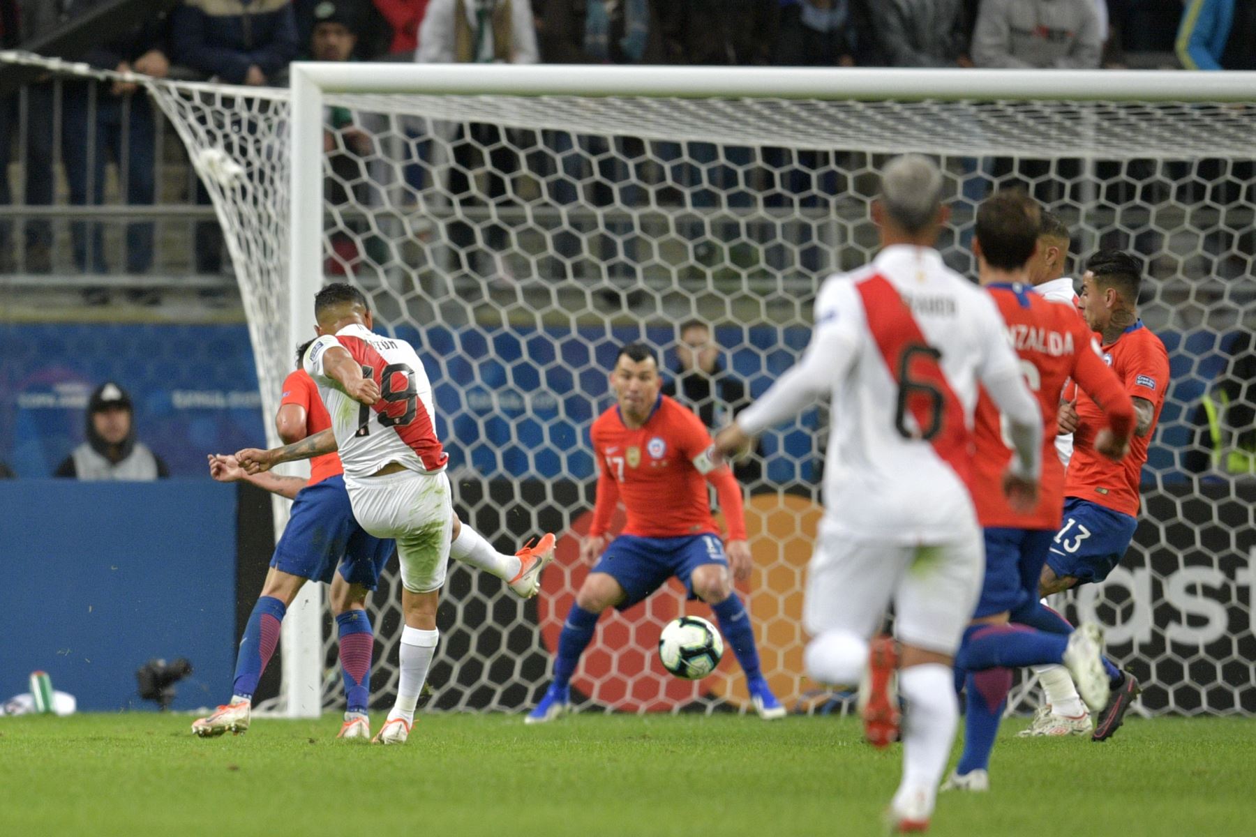 Edison Flores (L) de Perú golpea el balón para anotar contra Chile durante el partido de semifinales del torneo de fútbol de la Copa América.
Foto:AFP