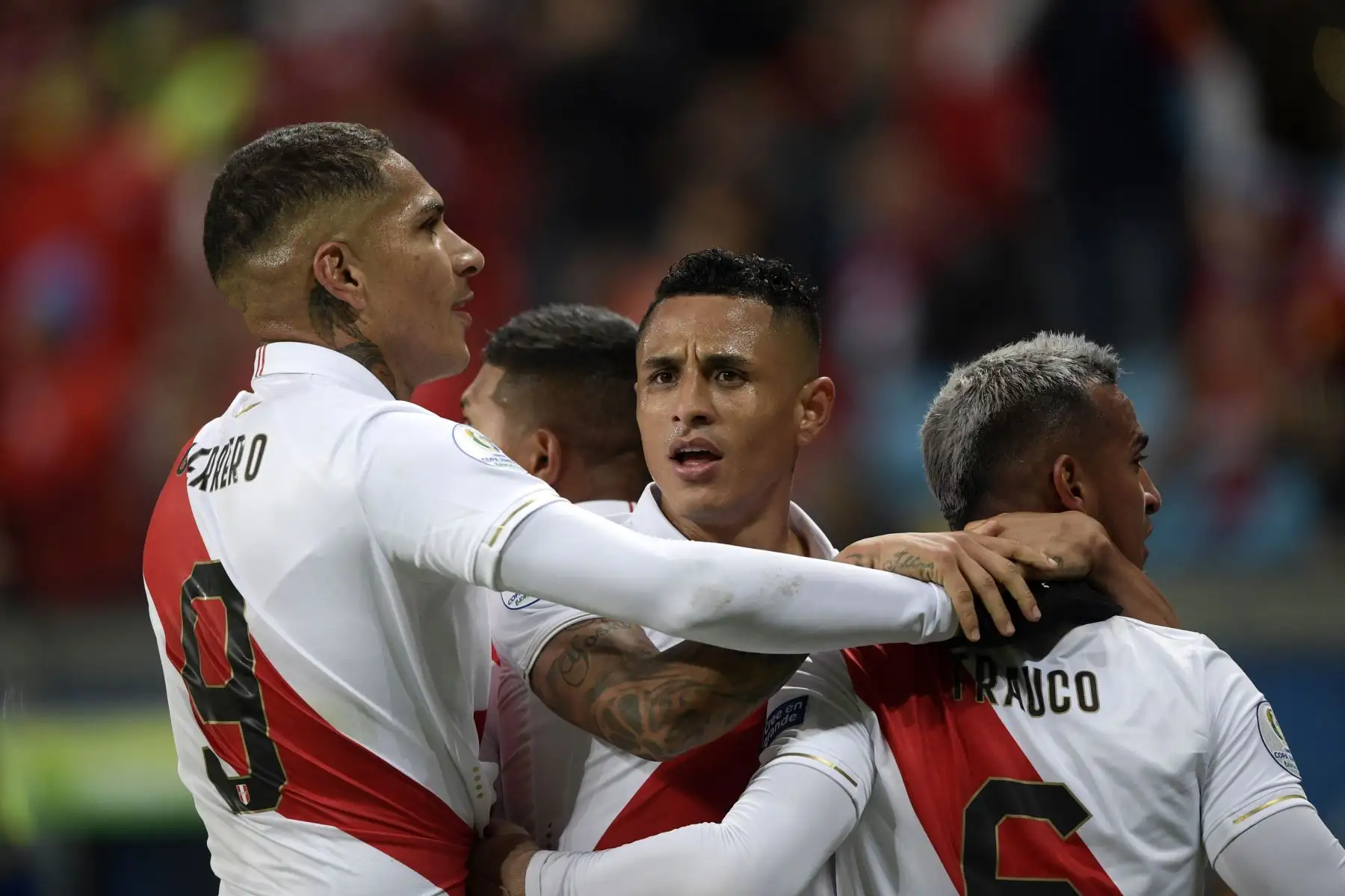 Yoshimar Yotun (C), de Perú, celebra con sus compañeros de equipo Paolo Guerrero (L) y Miguel Trauco, luego de anotar contra Chile durante el partido de semifinales del torneo de fútbol de la Copa América.
Foto: AFP