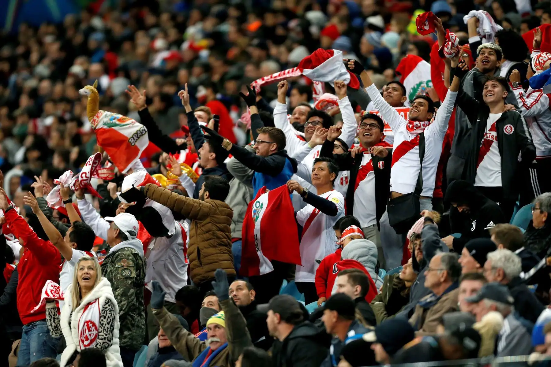 Aficionados de Perú animan, durante el partido Chile-Perú de semifinales de la Copa América de Fútbol 2019.
Foto: EFE