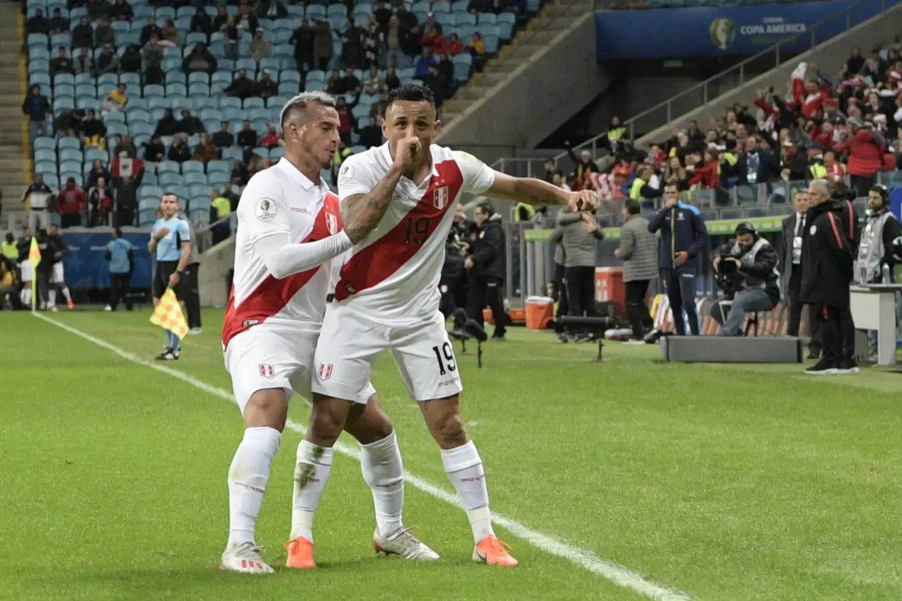 Yoshimar Yotun (R), de Perú, celebra con su compañero Miguel Trauco luego de anotar contra Chile durante el partido de semifinales del torneo de fútbol de la Copa América.
Foto: AFP