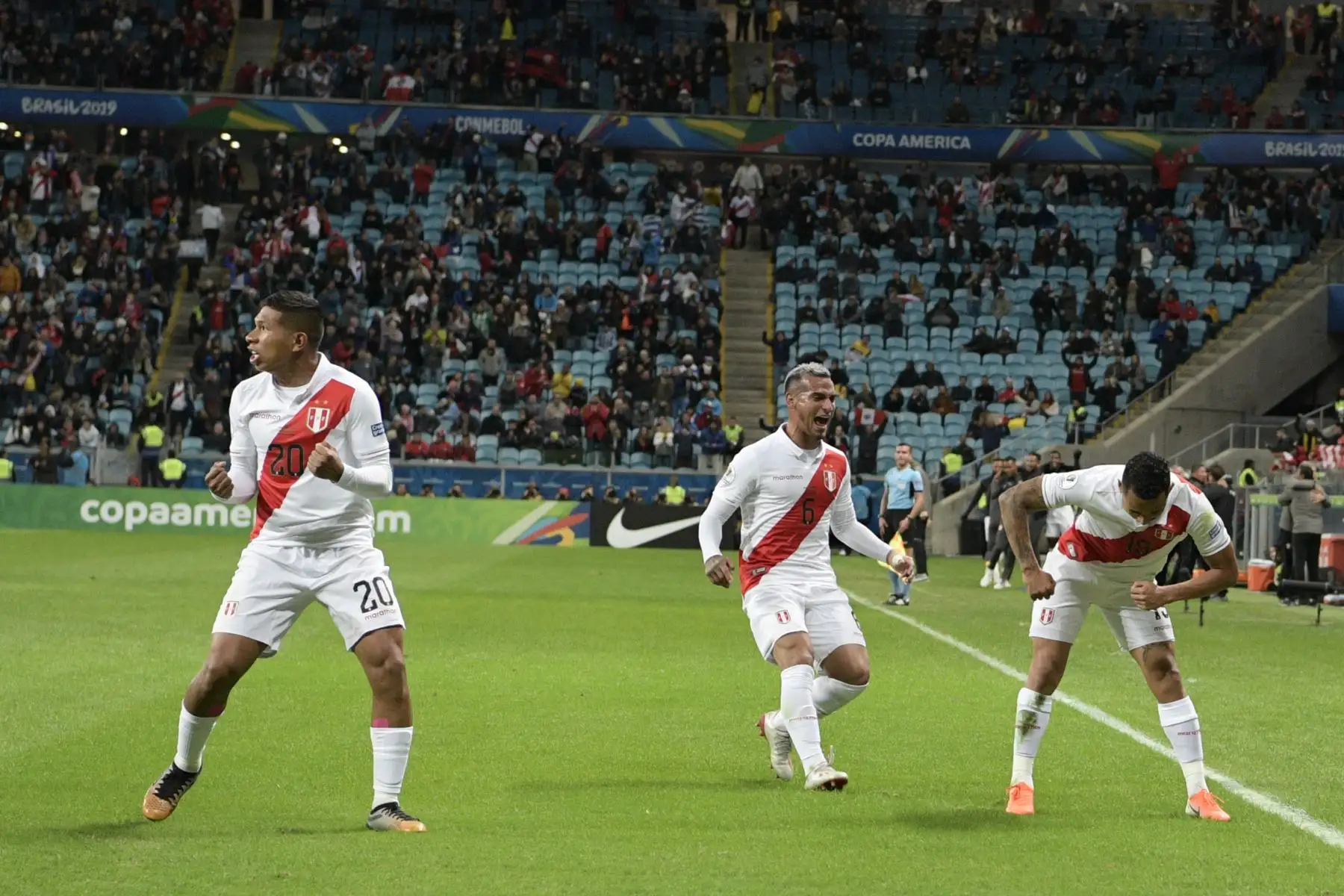 Yoshimar Yotun (R), de Perú, celebra con sus compañeros de equipo Edison Flores (L) y Miguel Trauco, luego de anotar contra Chile durante el partido de semifinales del torneo de fútbol de la Copa América.
Foto: AFP
