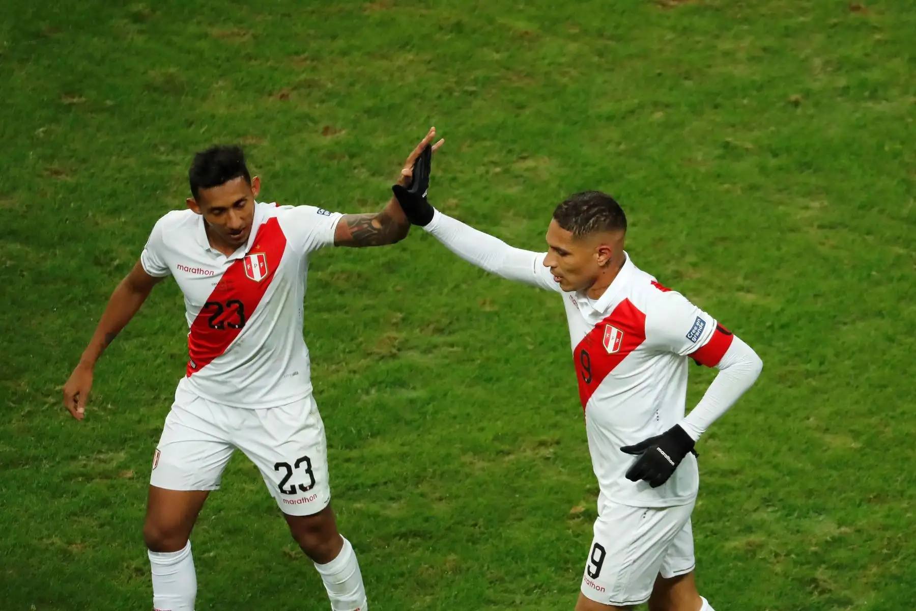 El jugador de Perú Paolo Guerrero (d) celebra un gol con Christofer Gonzales durante el partido Chile-Perú de semifinales de la Copa América de Fútbol 2019.
Foto: EFE